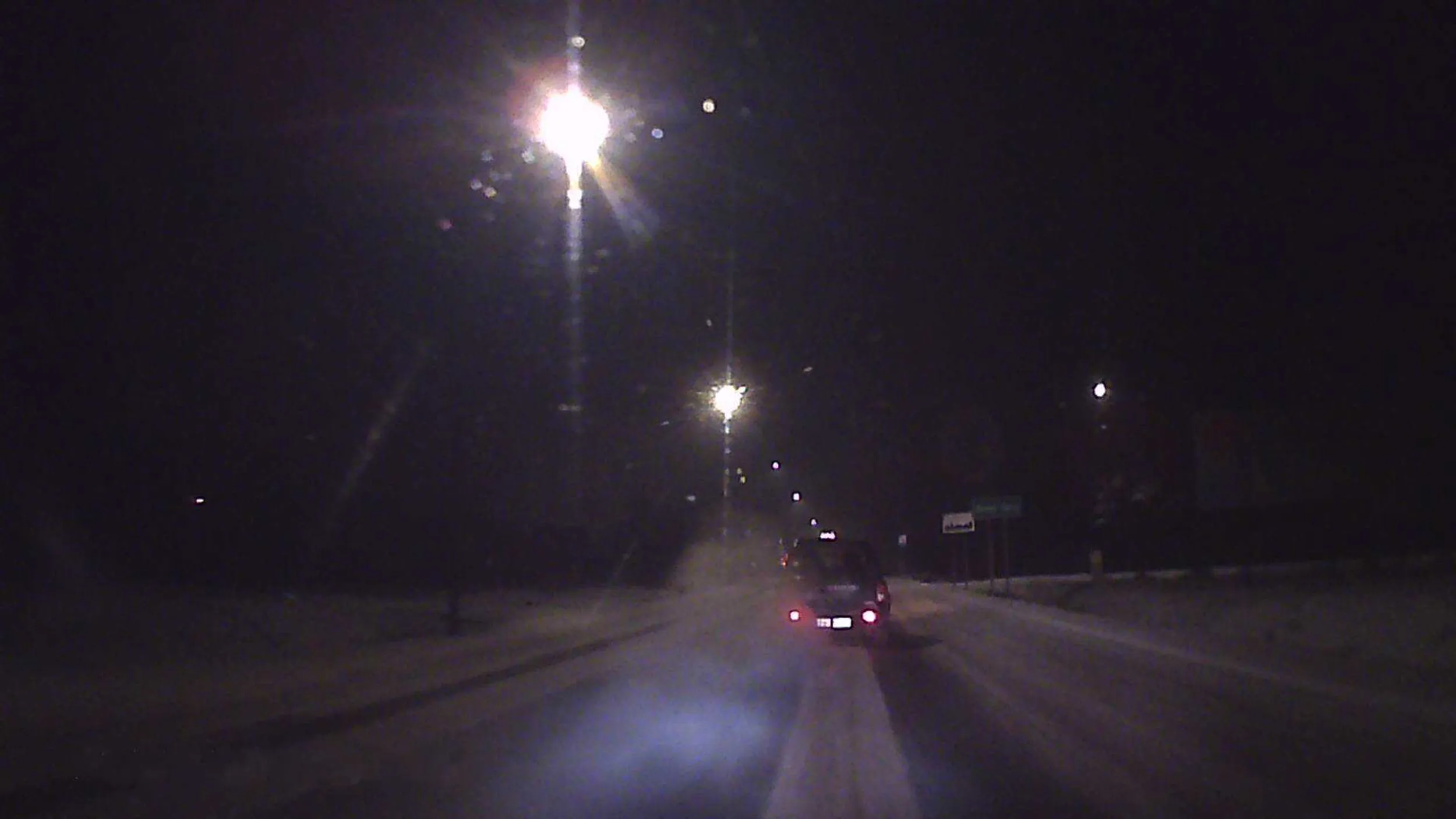 Agresywny senior w SUZUKI VITARA, chociaż bardziej pasuje SUZUKI LOKOMOTIV (z racji tego, że kopci jak stary kocioł) dziad, zbliżając się do ronda wcale nie miał zamiaru hamować wręcz przeciwnie był przekonany, że to on ma pierwszeństwo, bo jest po prawej stronie! Pierw użył klaksonu, a po chwili zatrzymał się na przystanku autobusowym i czekał. Jak zobaczył, że zawróciłem na rondzie i jadę tuż za nim zaczął przyspieszać, a chwilę później zwolnił i jechał nie więcej niż 30 km/h. Siwy ku*asie, jak masz jakieś problemy psychiczne, to idź się lecz, a nie szukaj zaczepek!