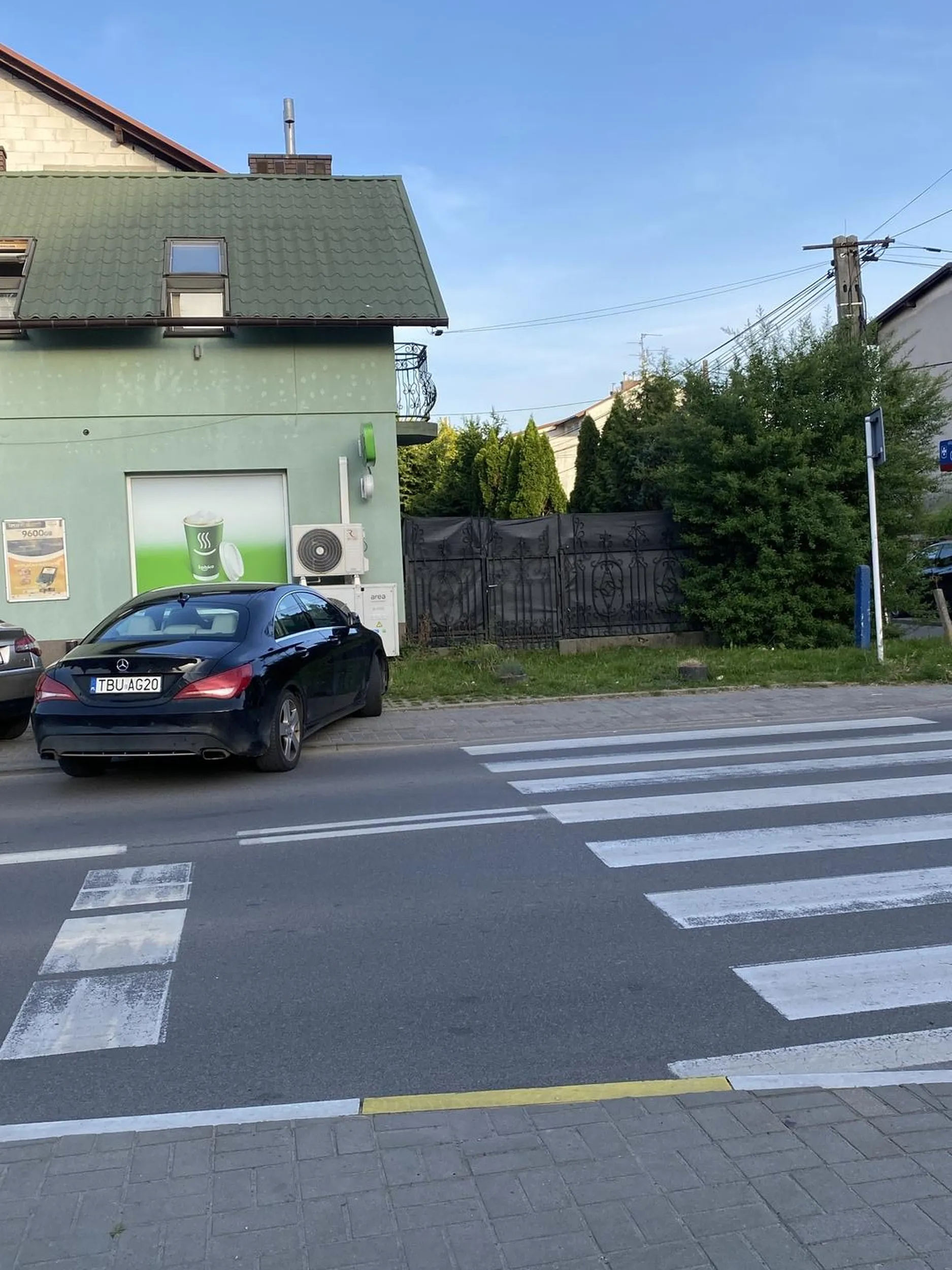 Kobieta nie potrafi stanąć normalnie, tylko blokuje starszego pana (citroen na lewo) i ruch uliczny zaraz przy przejściu dla pieszych. Do tego się czepia, że nic złego nie zrobiła!