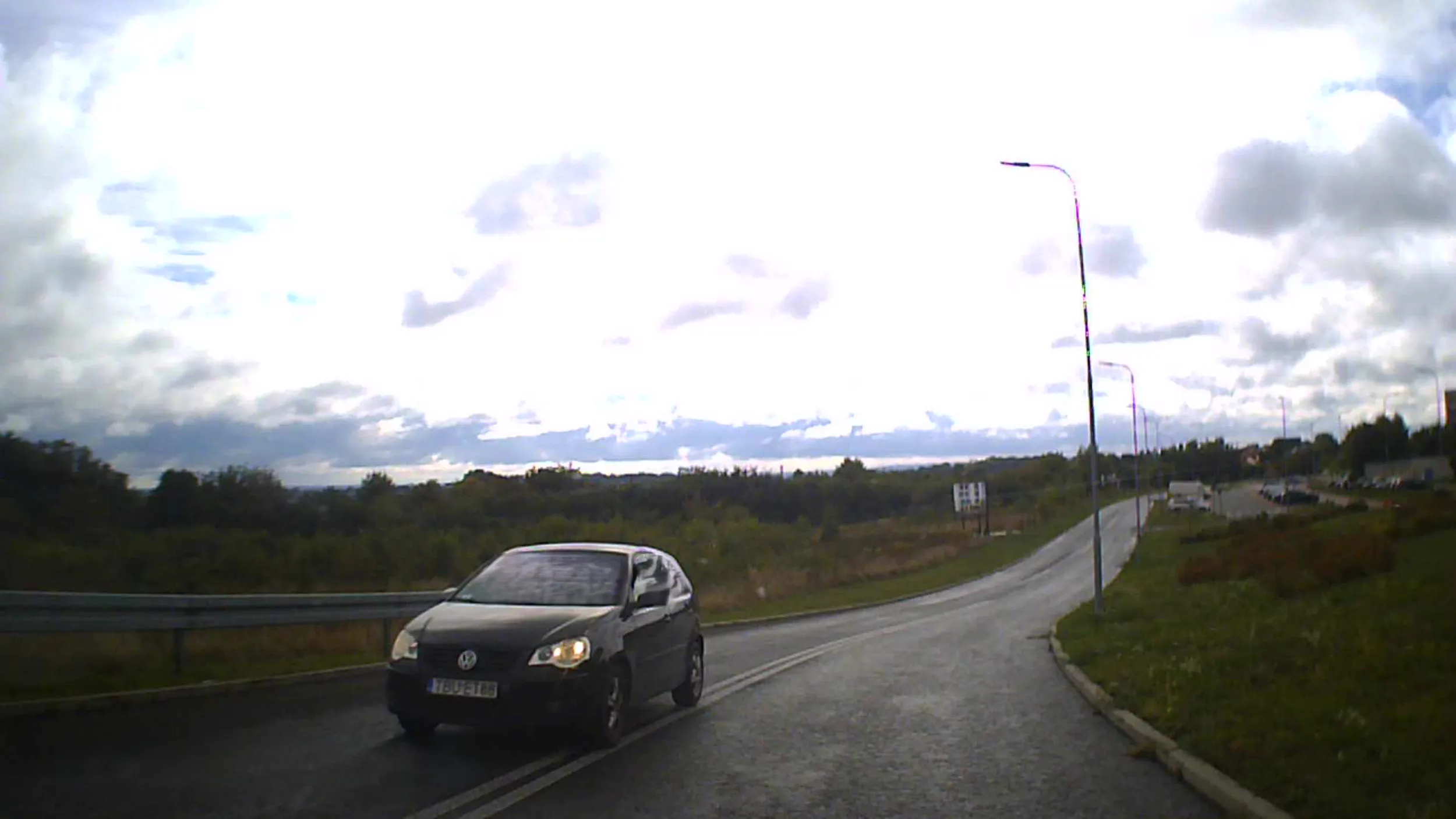 Ciepło Ci w bagietkę za kierownicą i dlatego zjeżdżasz na przeciwległy pas?