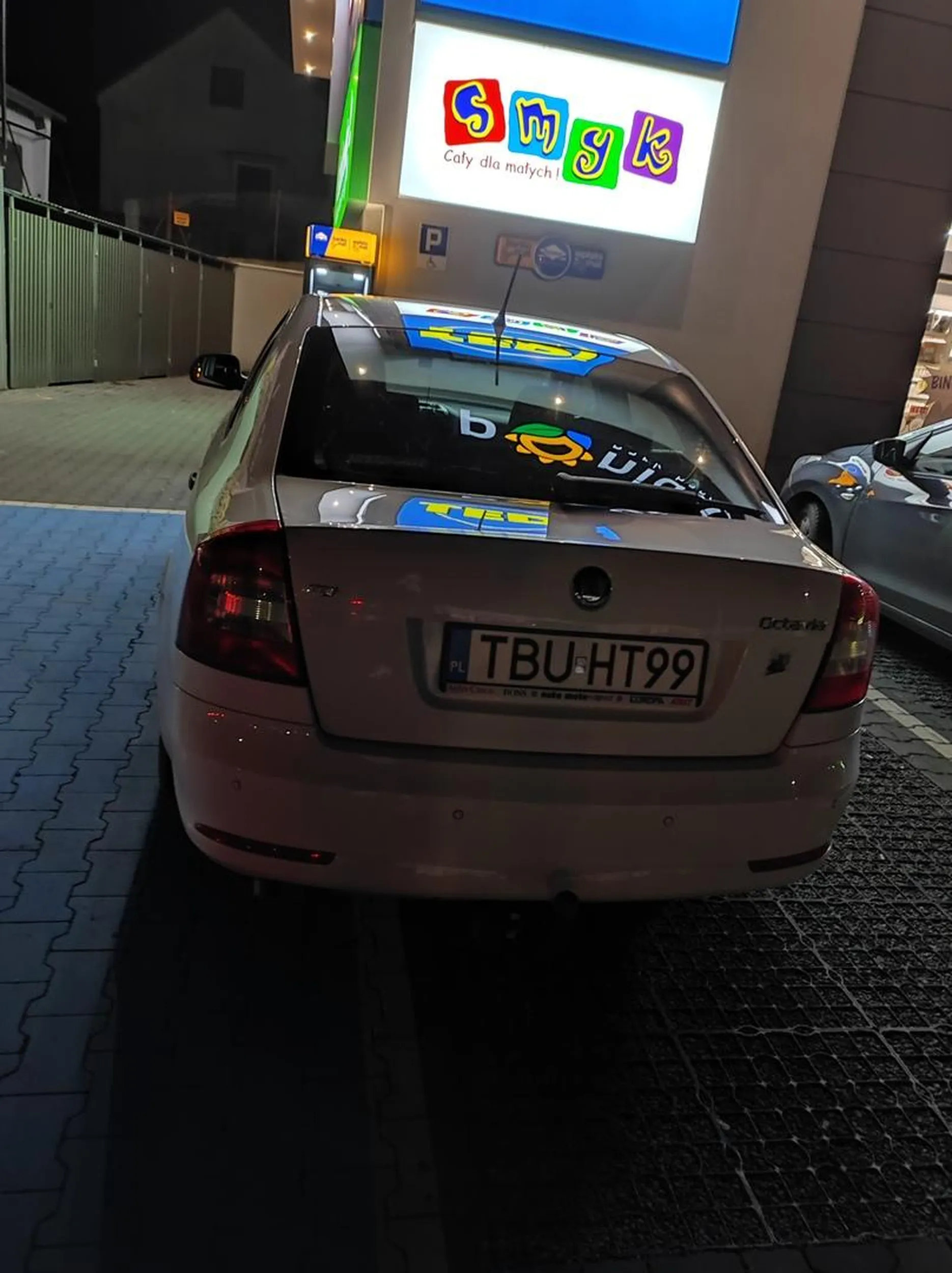 Parkuje na miejscach dla niepełnosprawnych