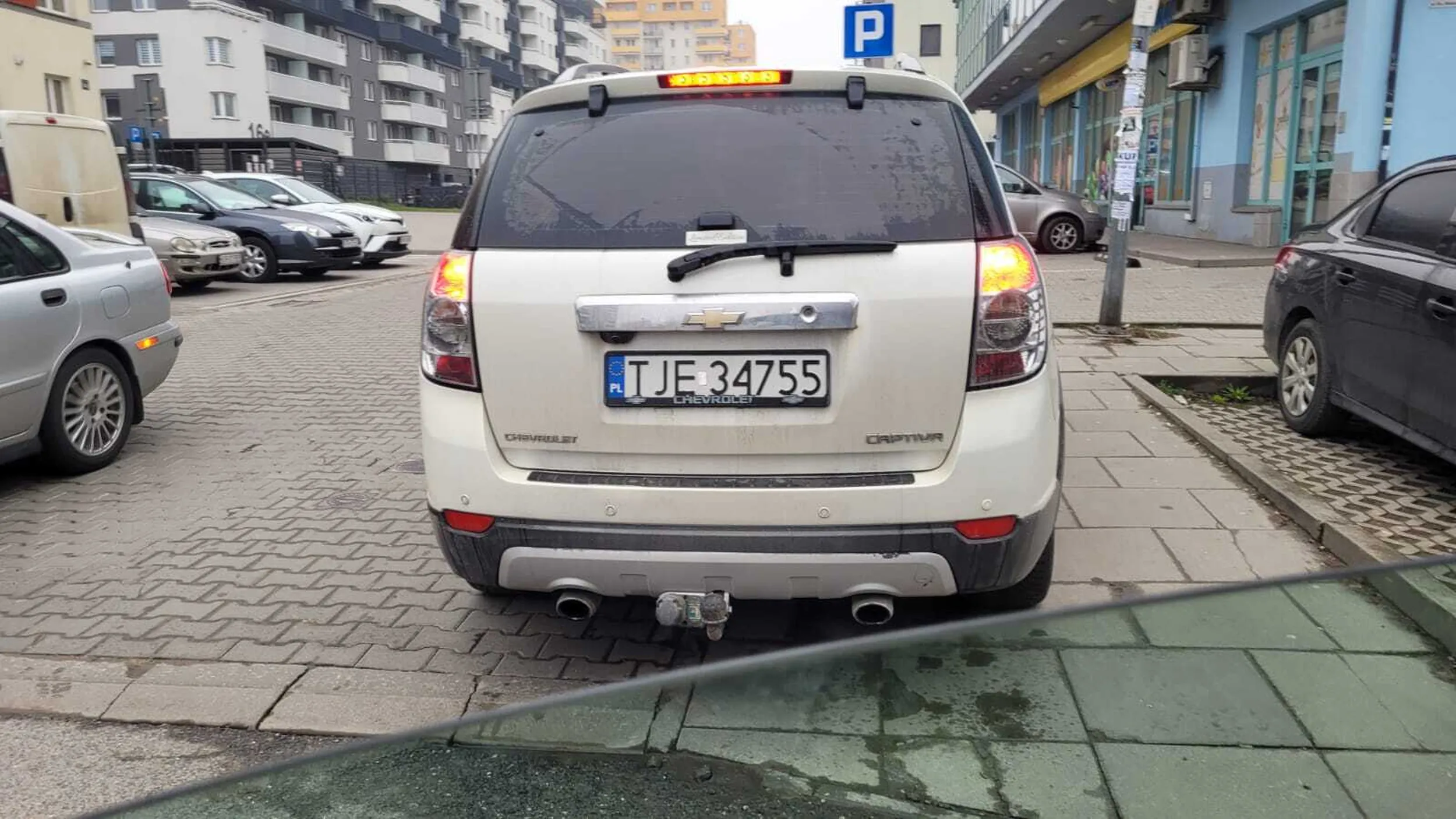 Parkuje na środku skrzyżowania odstawiając dziecko do szkoły. Wyzwiska po zwróceniu uwagi.