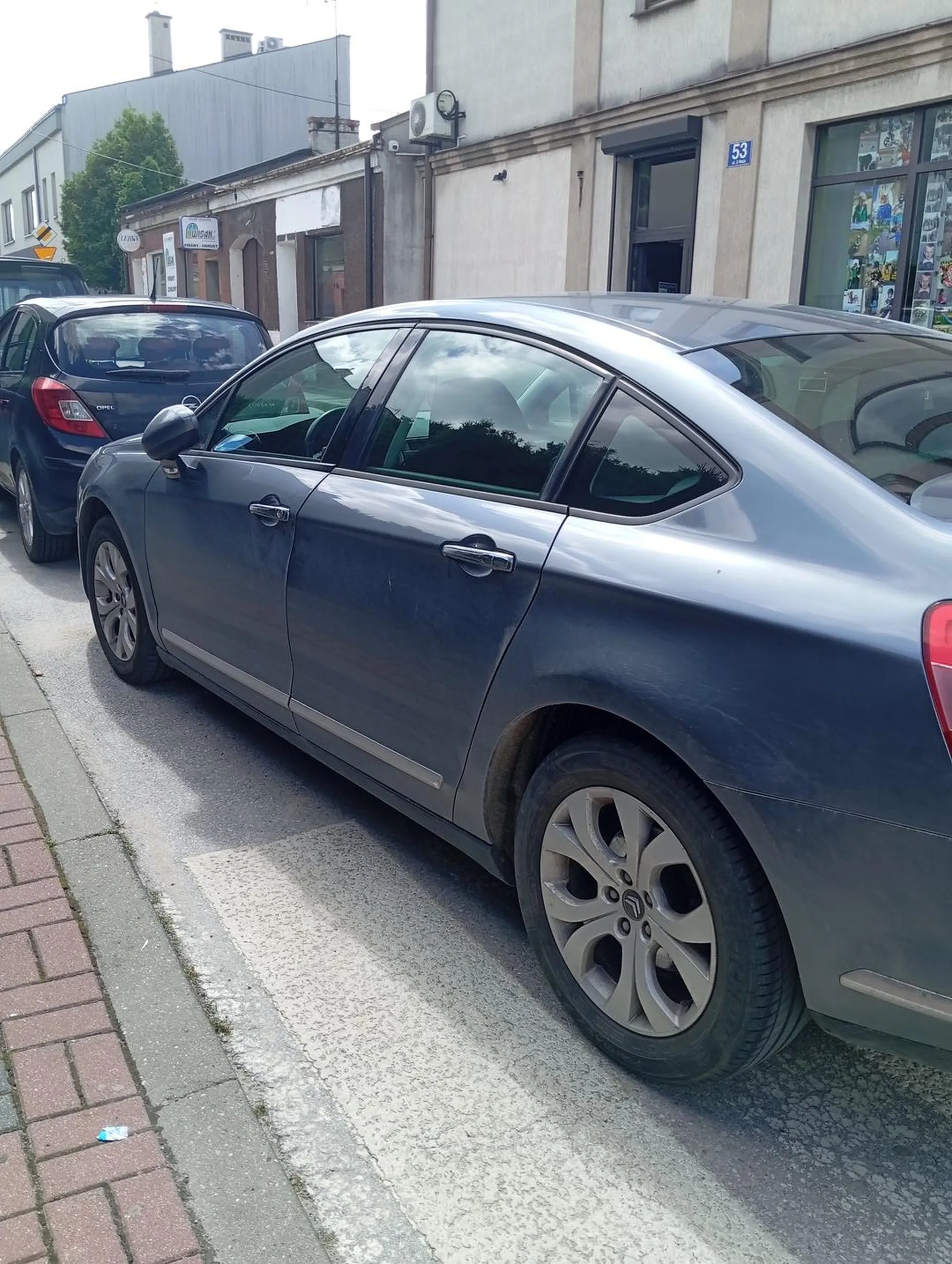 Nie pozdrawiam pani kierującej tym pojazdem. Zastawiona, czekam ponad pół godziny...