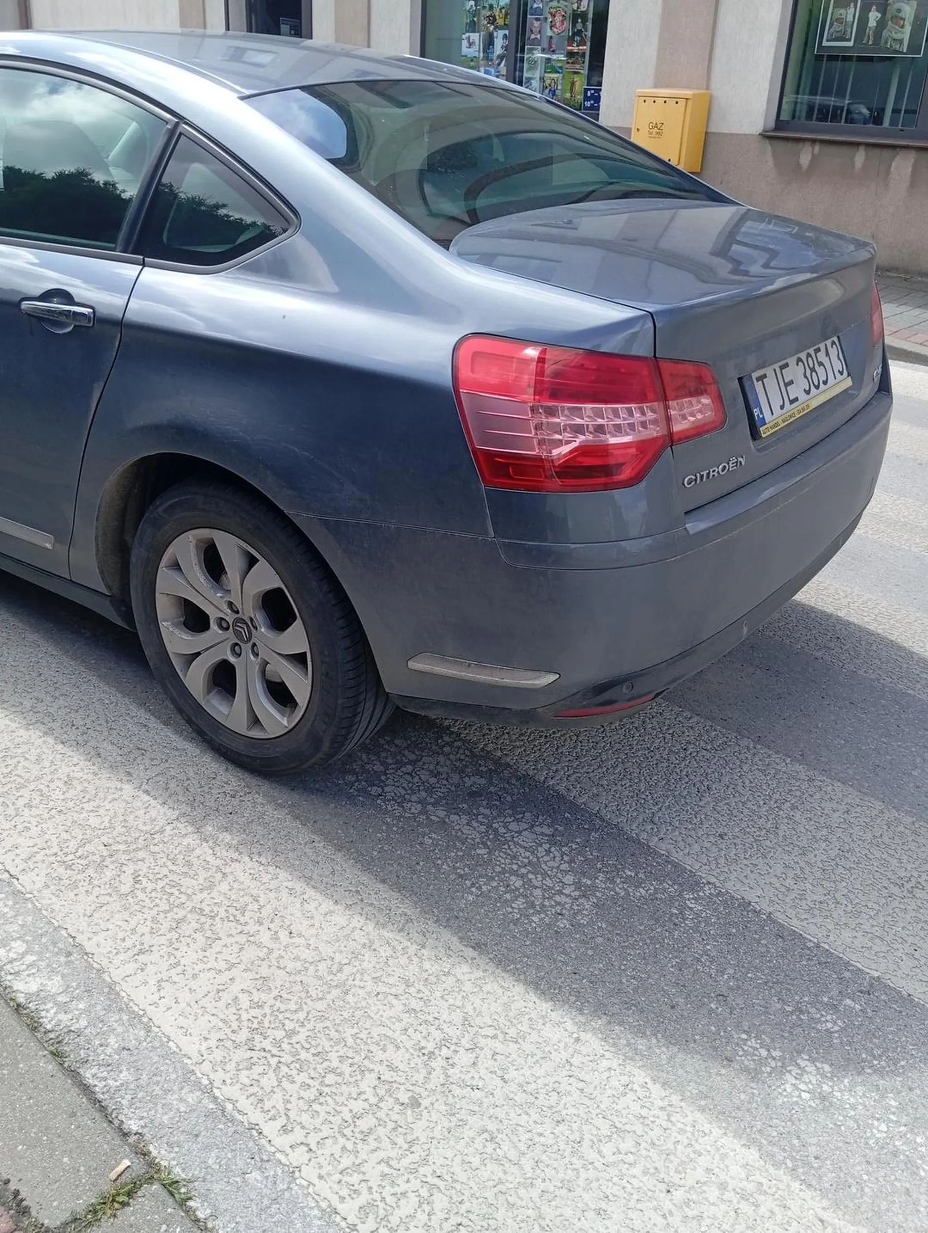 Nie pozdrawiam pani kierującej tym pojazdem. Zastawiona, czekam ponad pół godziny...