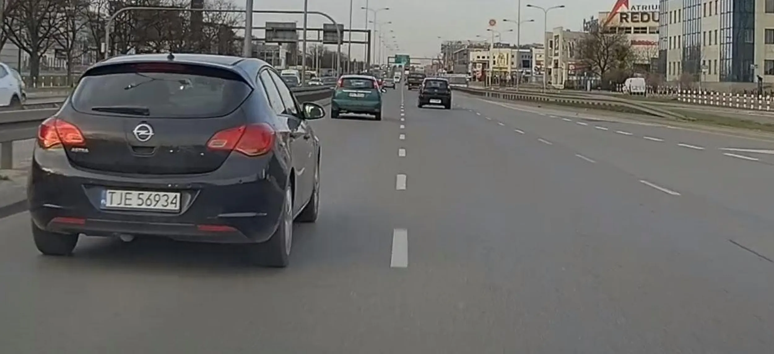 Mistrz powolnej jazdy lewym pasem, a prawy wolny...