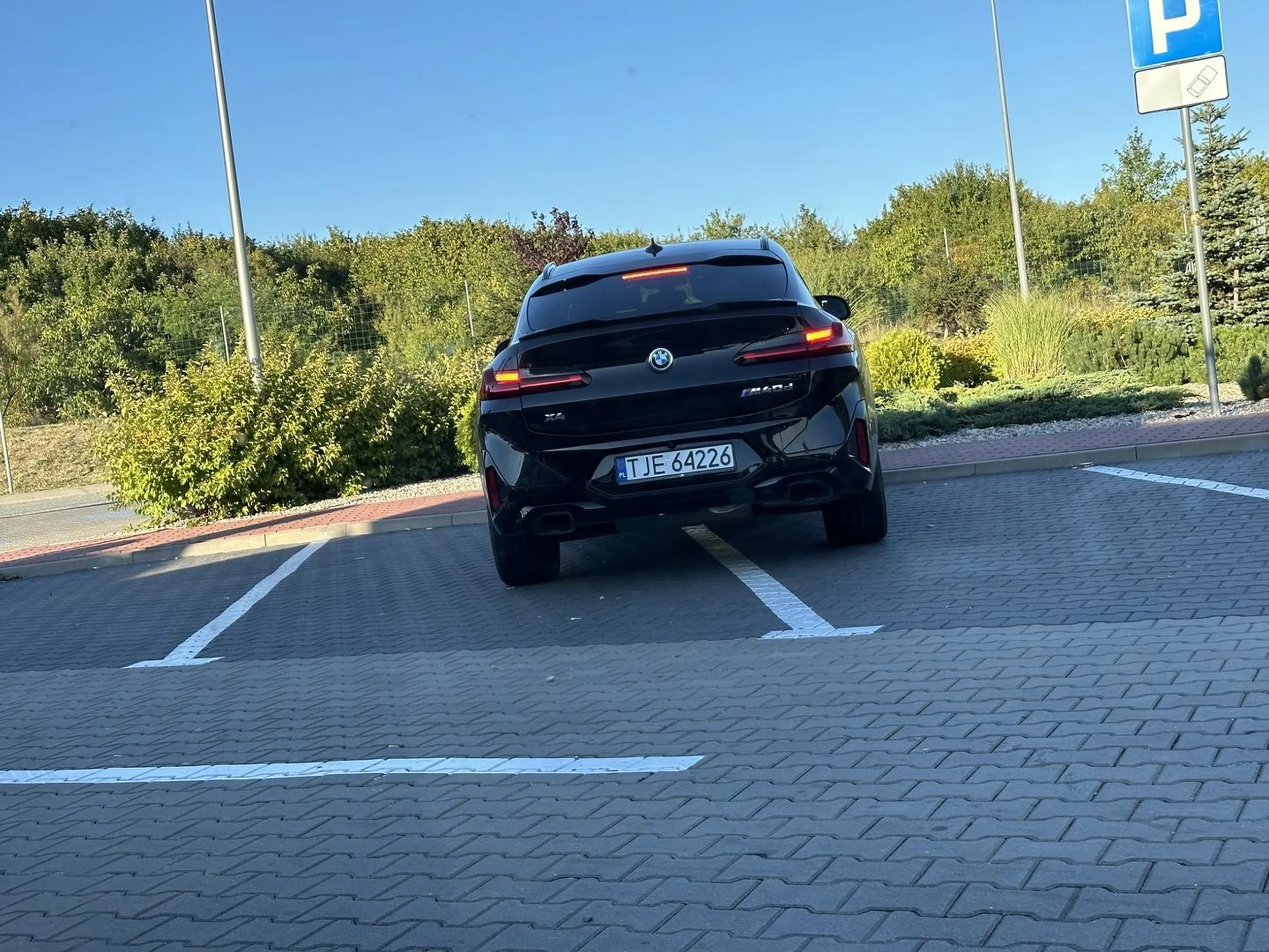 Całe cztery miejsca parkingowe wolne a i tak trzeba było stanąć na środku. Potem Pan wyjeżdżając nie zastosował się do nakazu skrętu w lewo i aby szybciej wyjechać z parkingu skręcił w prawo. Spieszył się pewnie na długi weekend