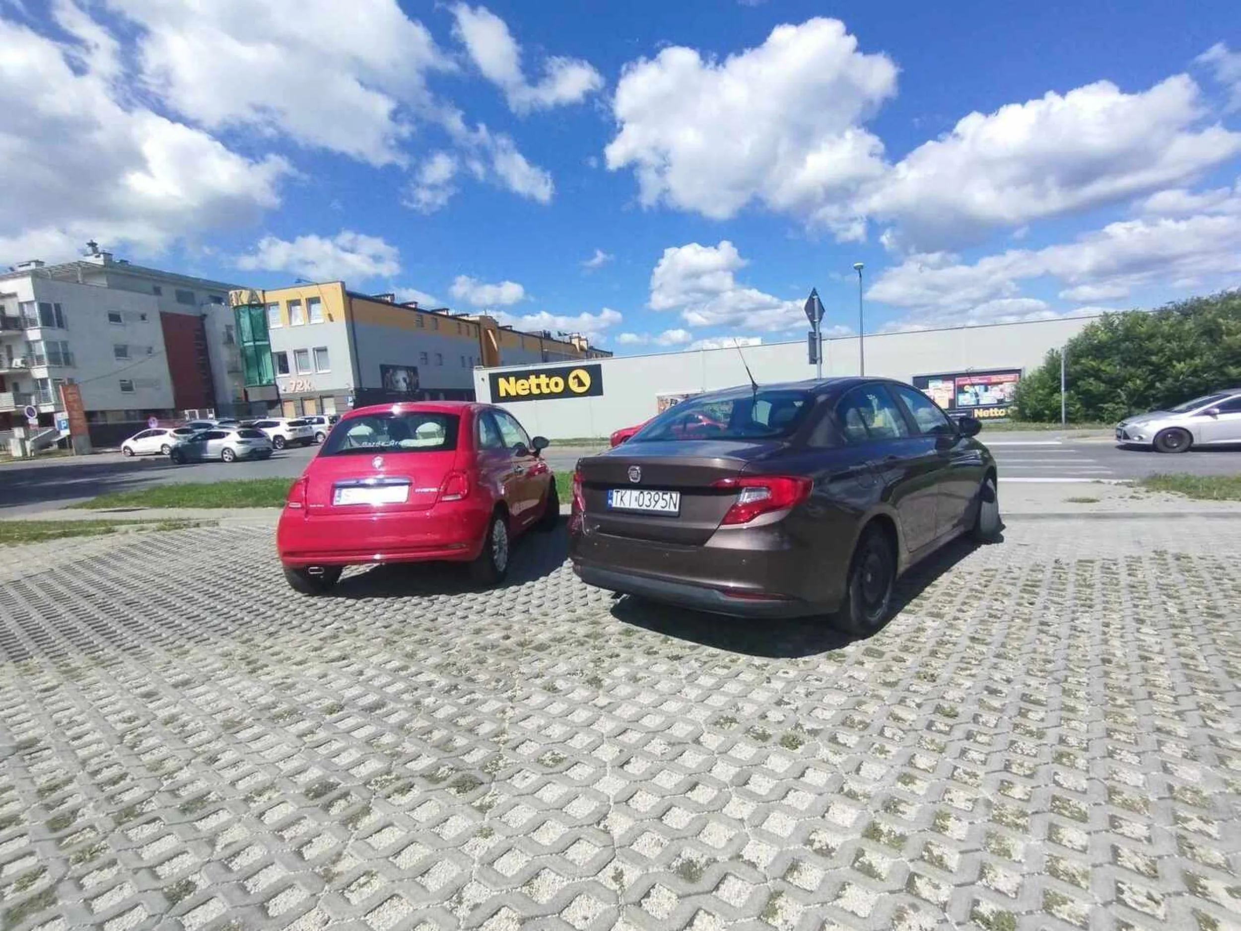 Naucz się parkować pało, jeżeli tak bardzo chcesz parkować nie na swoim parkingu to chociaż parkuj jak człowiek