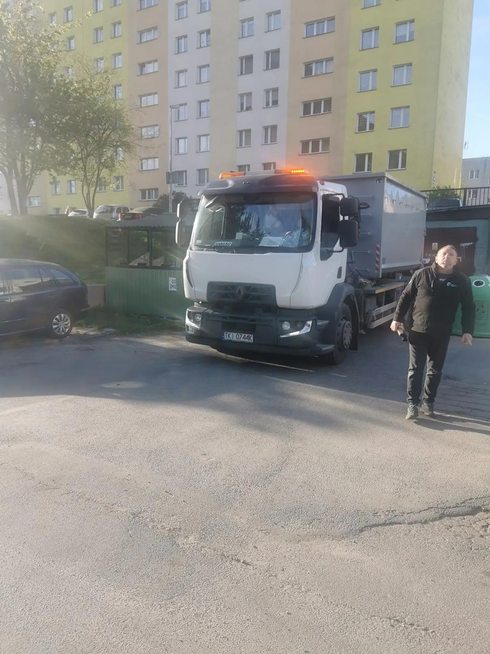 Wyklina matki wiozące dzieci do szkoły - odpad