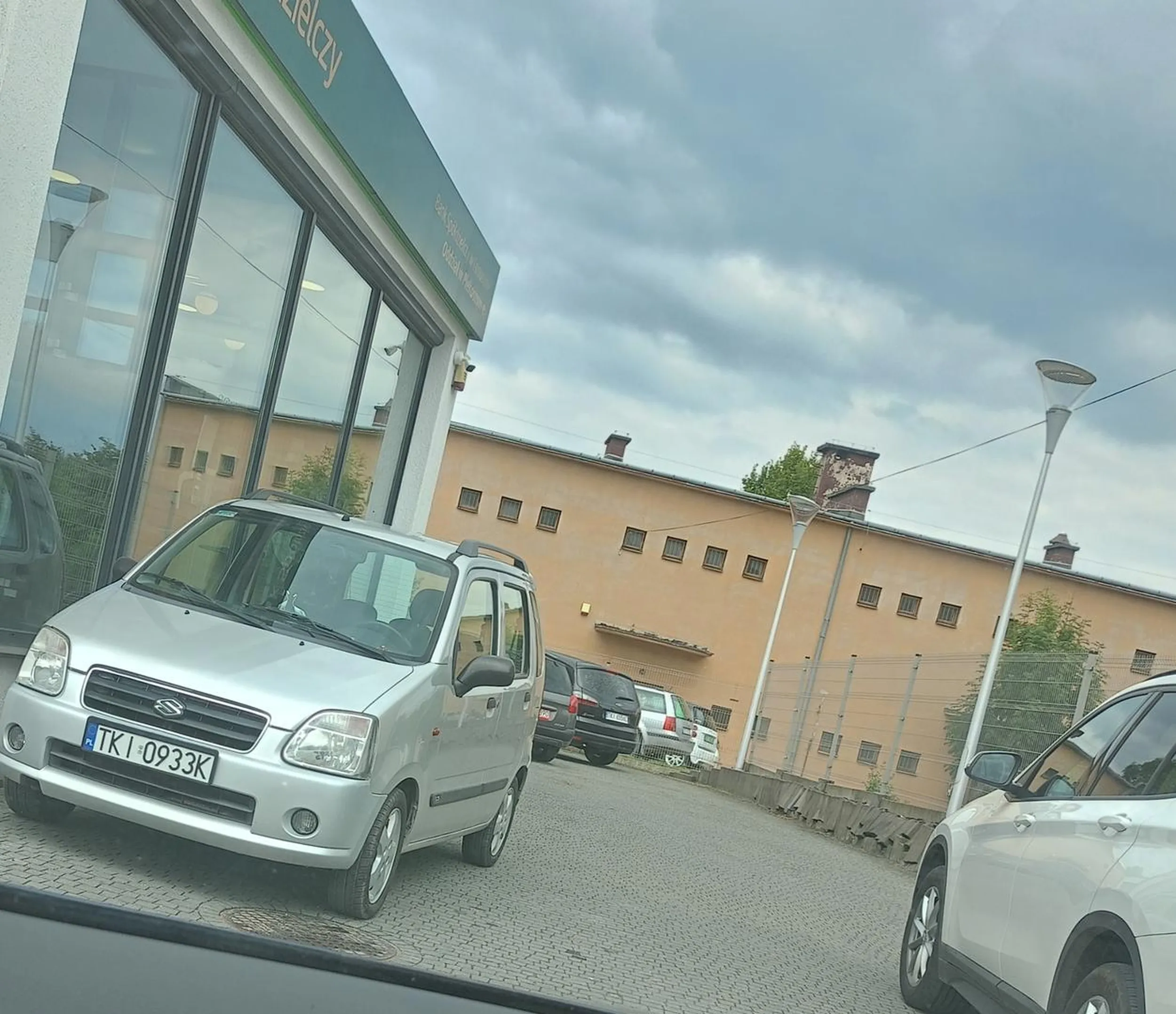 Chłop blokuje dojazd do miejsca parkingowego i odchodzi jakby nigdy nic... Zero wyobraźni, popieram słowa przedmówcy, zero wyobraźni.