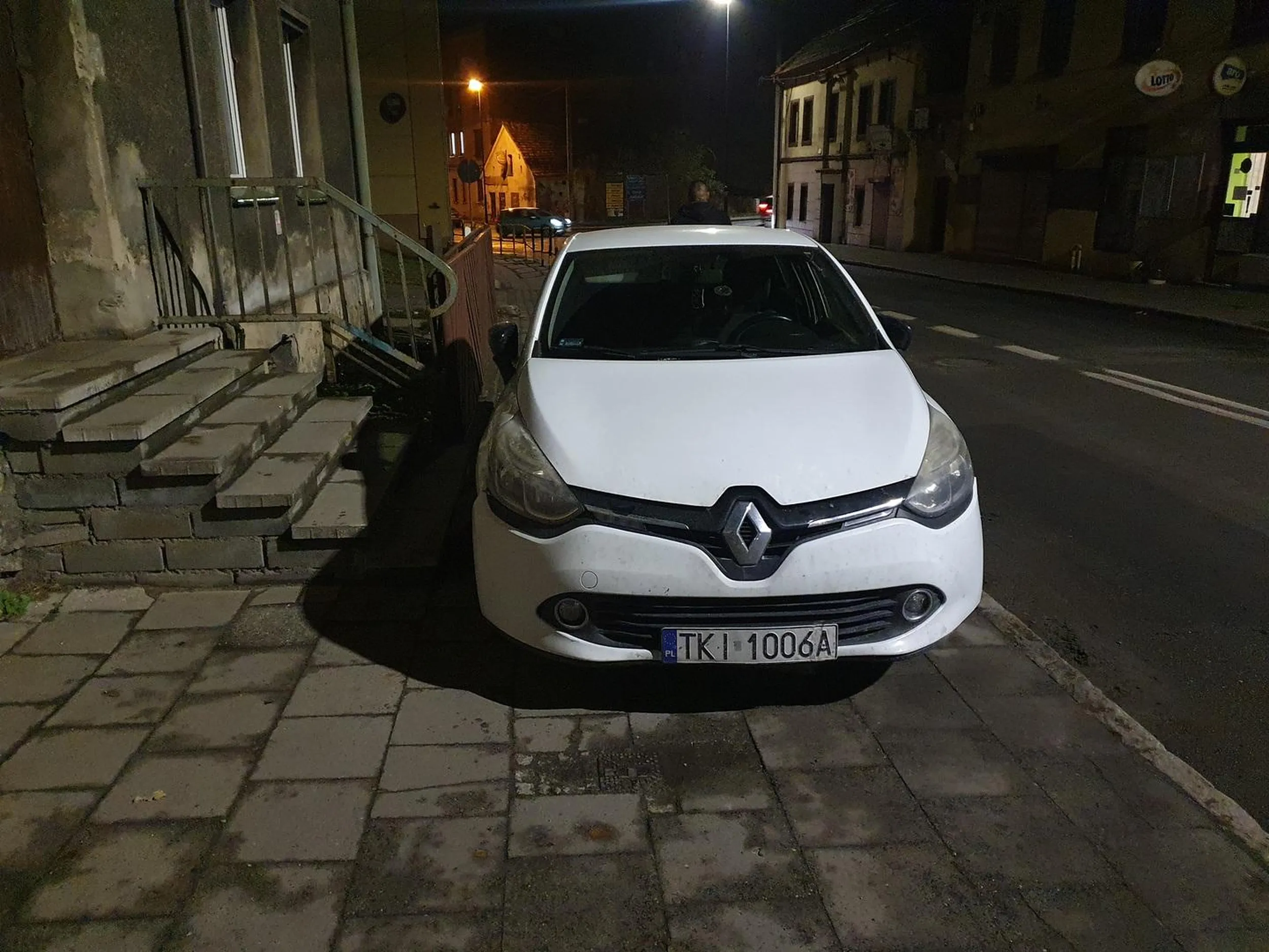 Naucz sie dupku parkować. Nie dość że zastawiony chodnik, to jeszcze wyjście z domu!