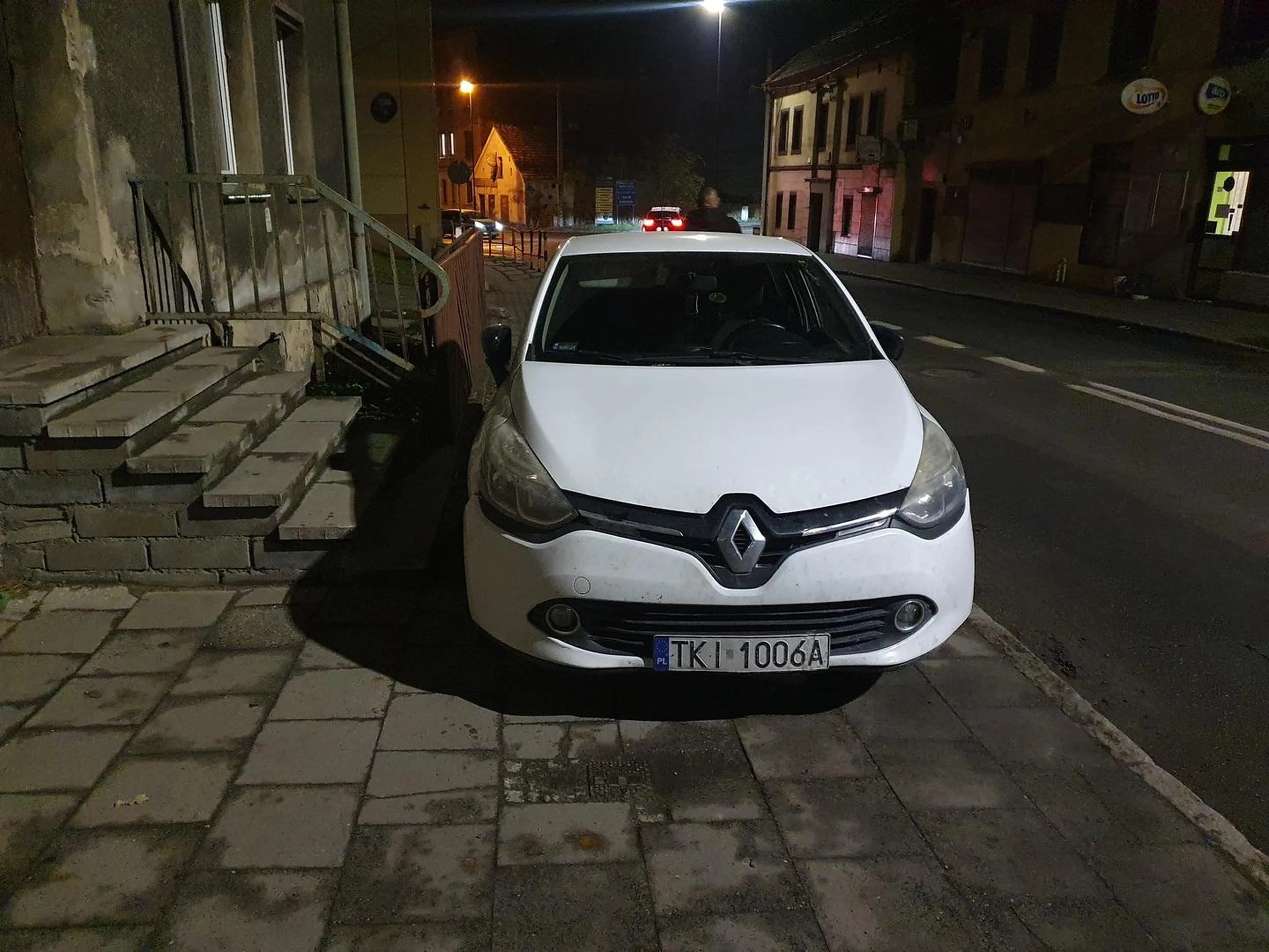 Naucz sie dupku parkować. Nie dość że zastawiony chodnik, to jeszcze wyjście z domu!