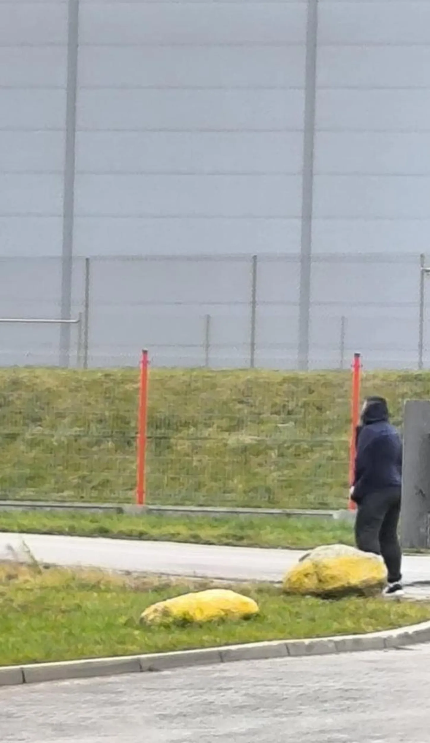 Typ sobie szcza na środku skrzyżowania.