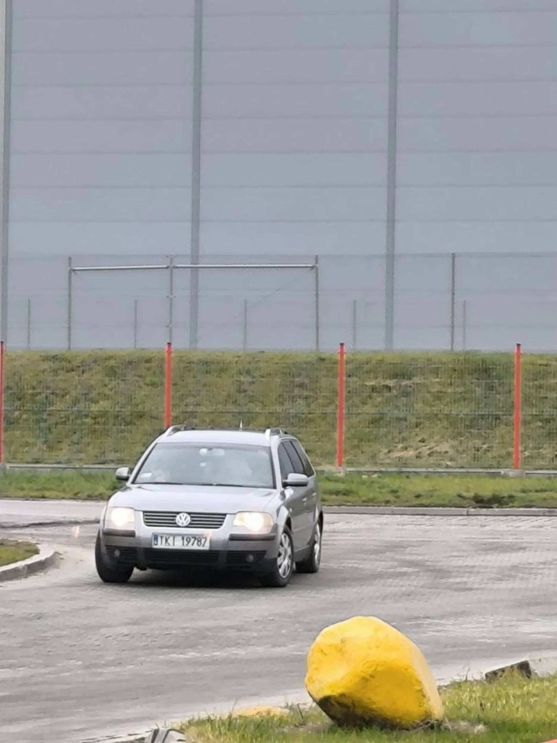 Typ sobie szcza na środku skrzyżowania.