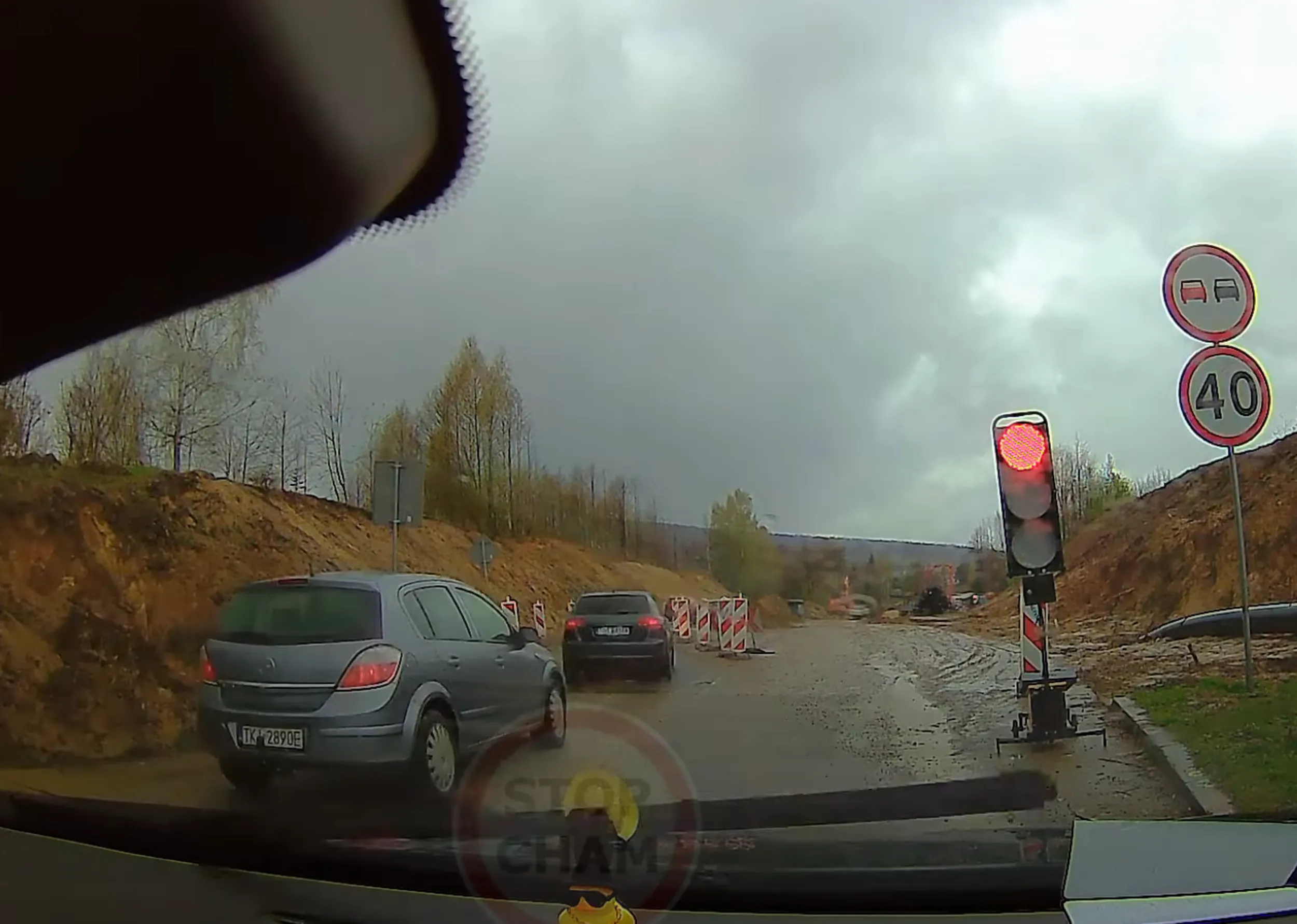 Kierowca przejeżdża na święcącym się od dawna czerwonym świetle. Pozdrawiam ze stopchama.