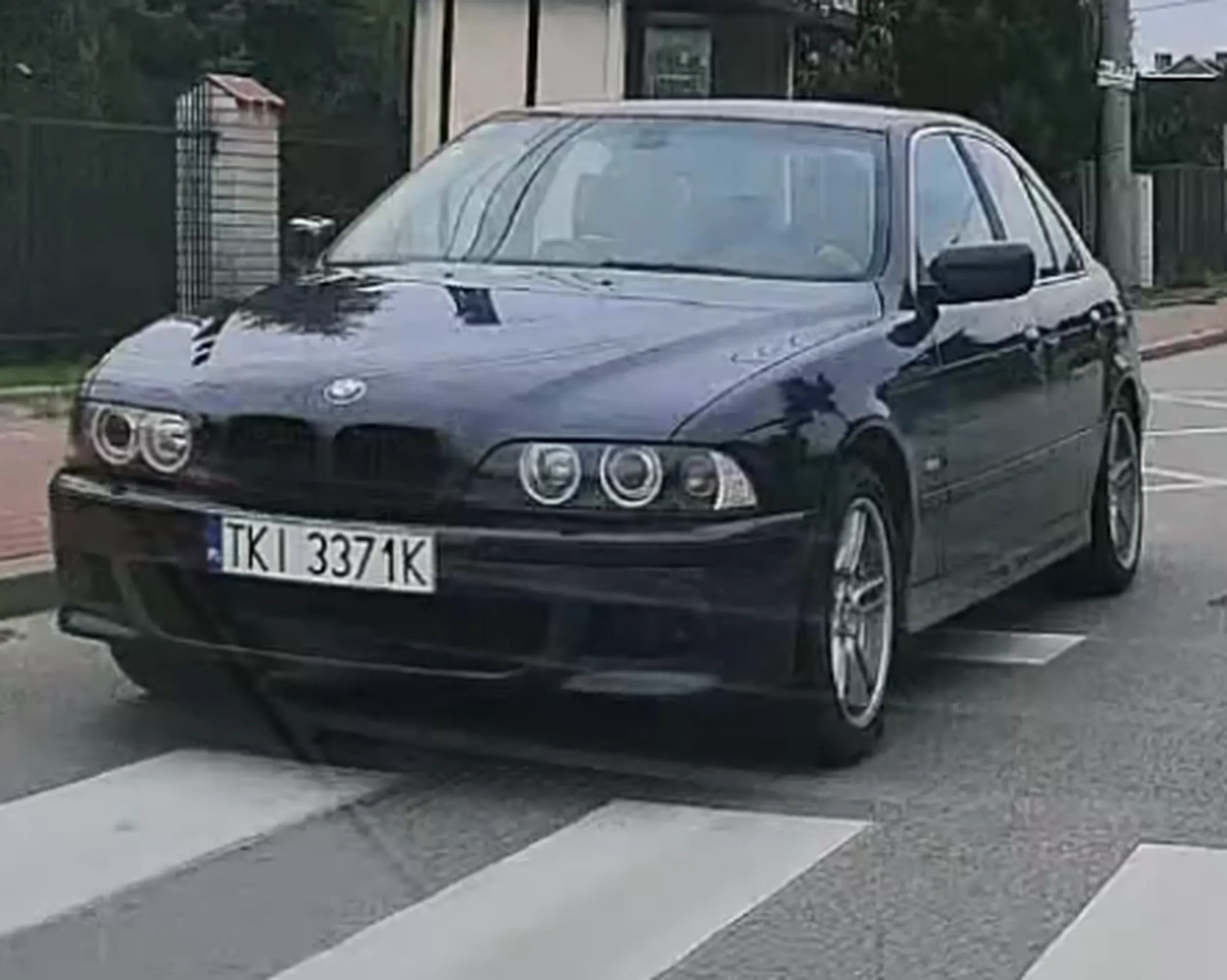Wiejski mistrzu w swoim zdezelowanym złomie, zwanym BMW zanim znowu spróbujesz zaimponować "driftem", może sprawdź, czy lusterka jeszcze się trzymają. Ale po co? przecież każdy musi ustępować, gdy na chama ignorujesz przejście dla pieszych. A te światła? Włączenie ich to zbyt wielkie wyczyn dla ciebie i tego zdezelowanego grata.