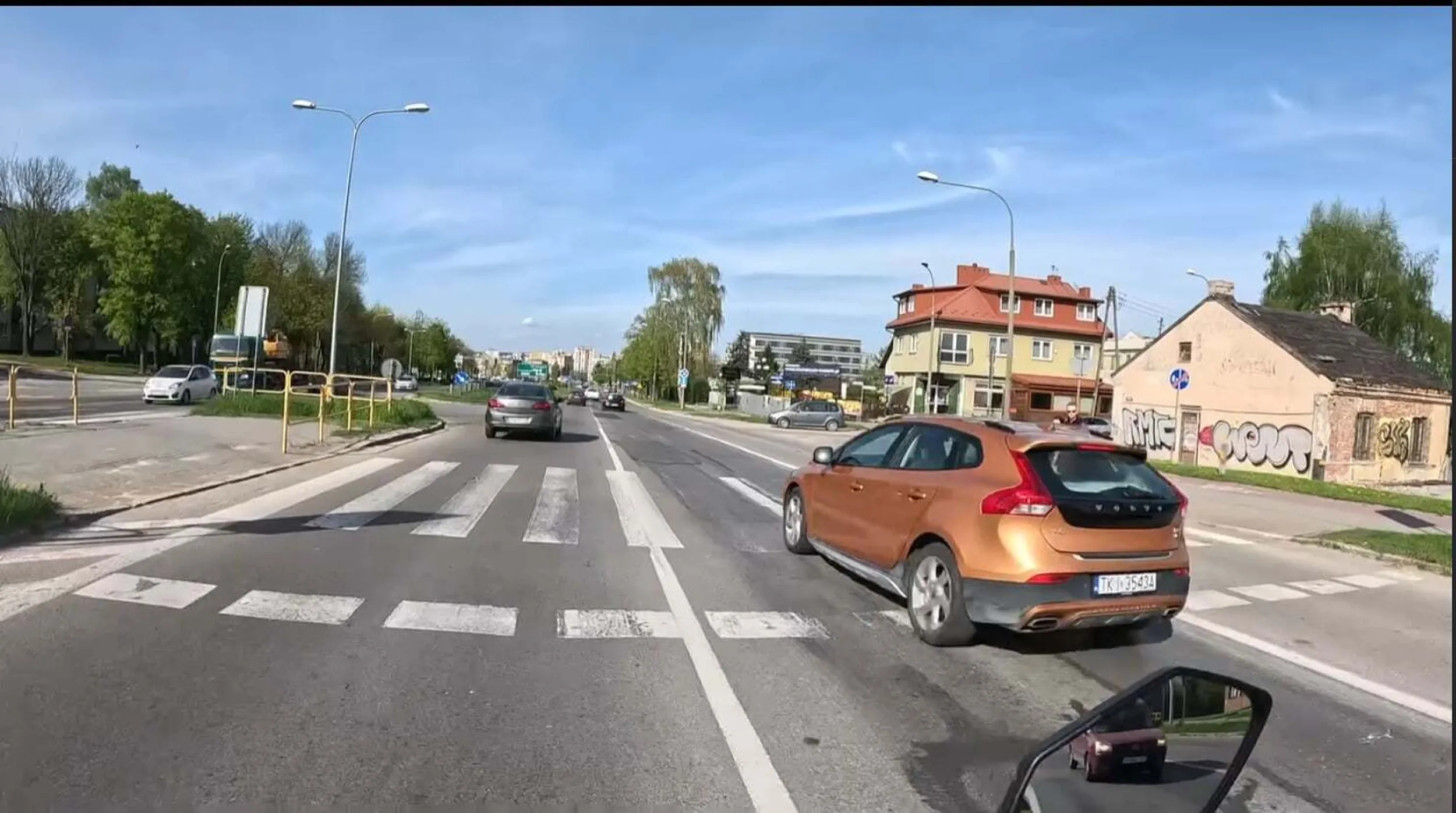 Naucz się kierowco powiatowy kto ma pierwszeństwo po tym jak pieszy znajduje się na przejściu dla pieszych. Podstawy ruchu drogowego, których jak widać nie przyswoiłeś.