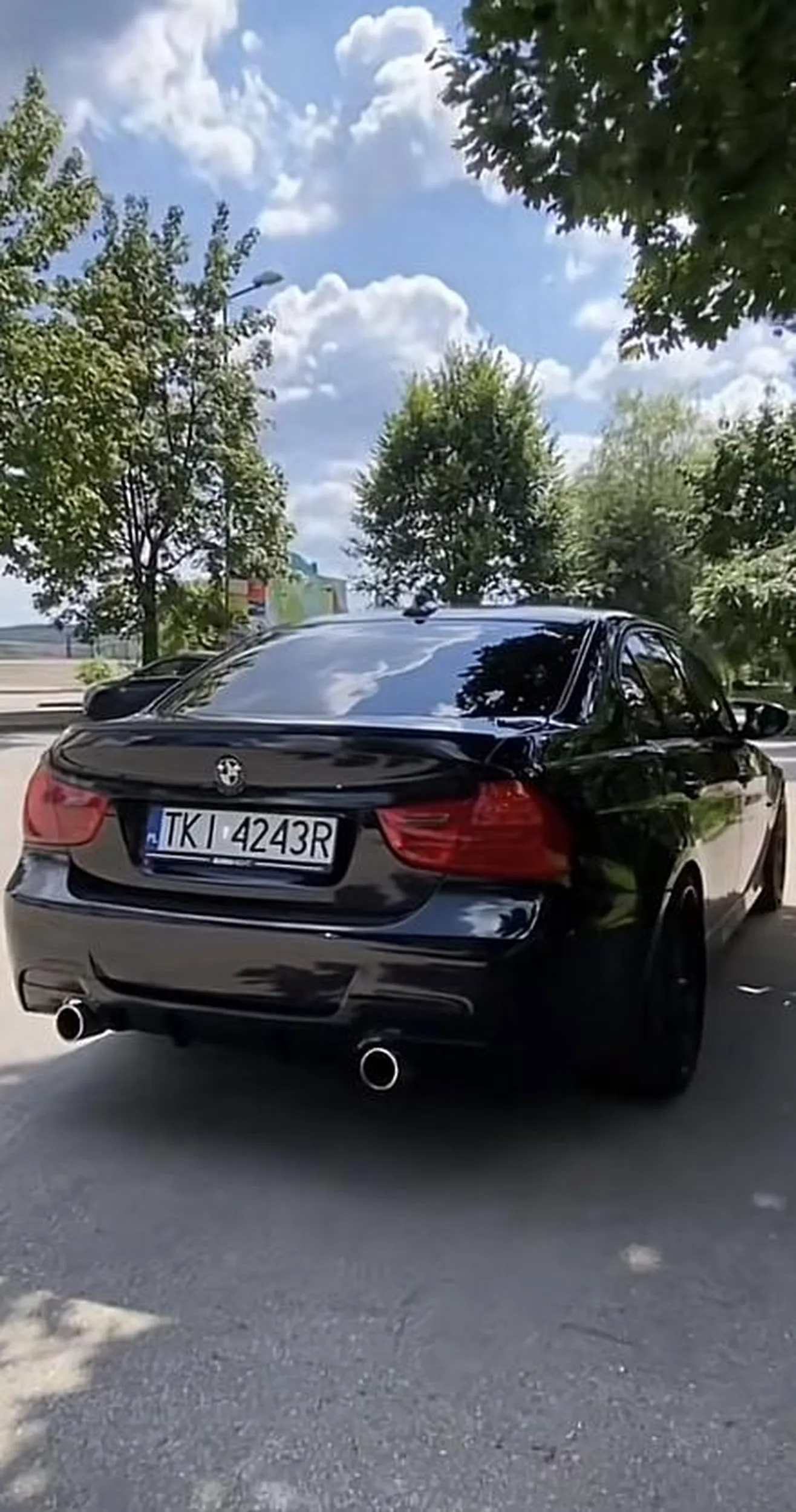 Chłopy błagam was kur**a bo to jest przesada. Ja rozumiem że są te całe dżender kolorful i tak dalej ale nie dosyć że było to w dzień to widzałem to ja wraz z moim 14letnim synem Jak se takie rzeczy chcecie robić to do lasu albo nie wiem gdzie! Parking jest publiczny i odsłonięty a wy się mamlaliście jakby jeden miał drugiego połknąć, nie dosyć że dwa chłopy to jeszcze przy dziecku Fuj!