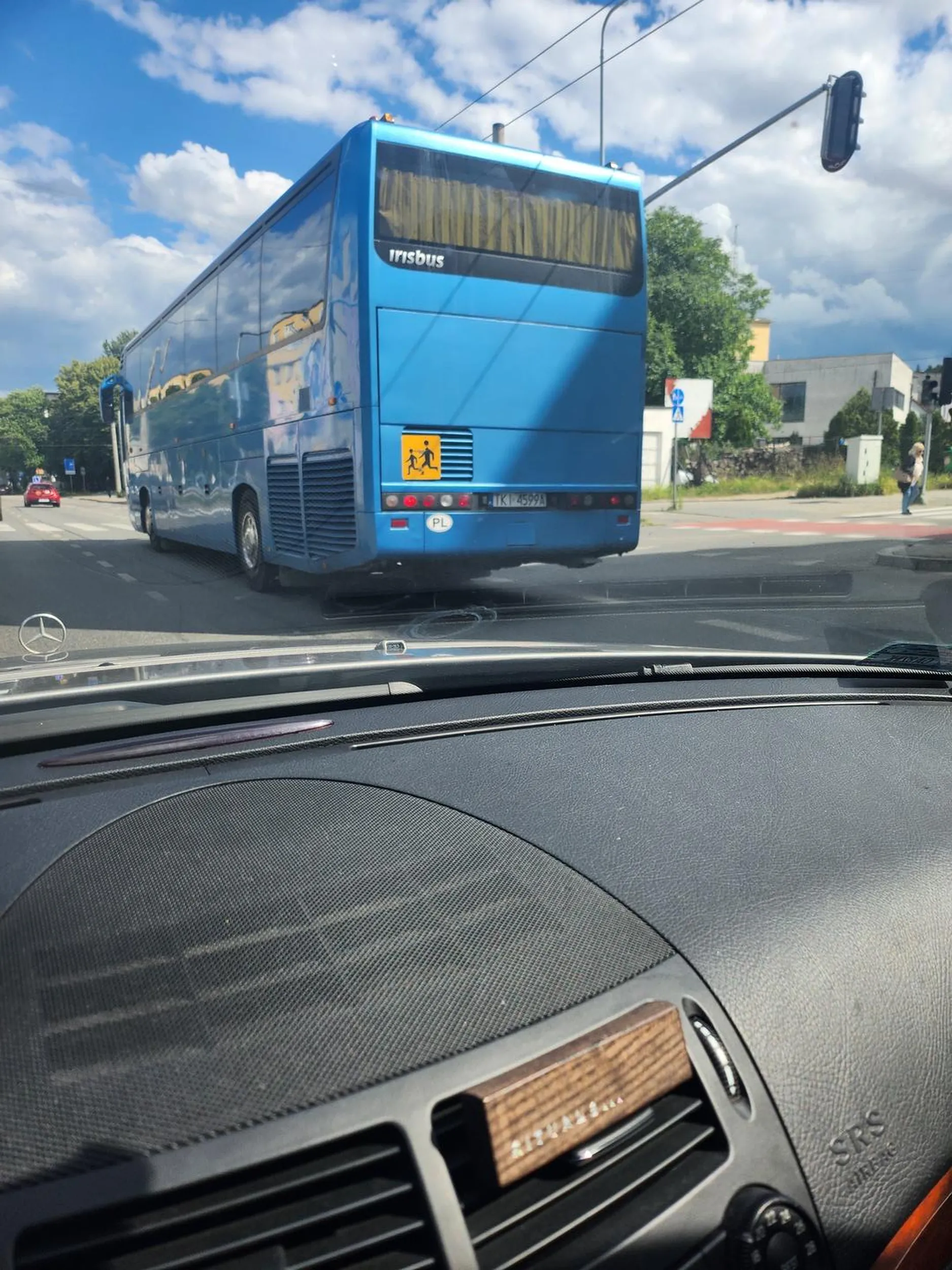 Kierowca autobusu jeździ ja wariat, zajeżdża, lawieuje miedzy samochodami.