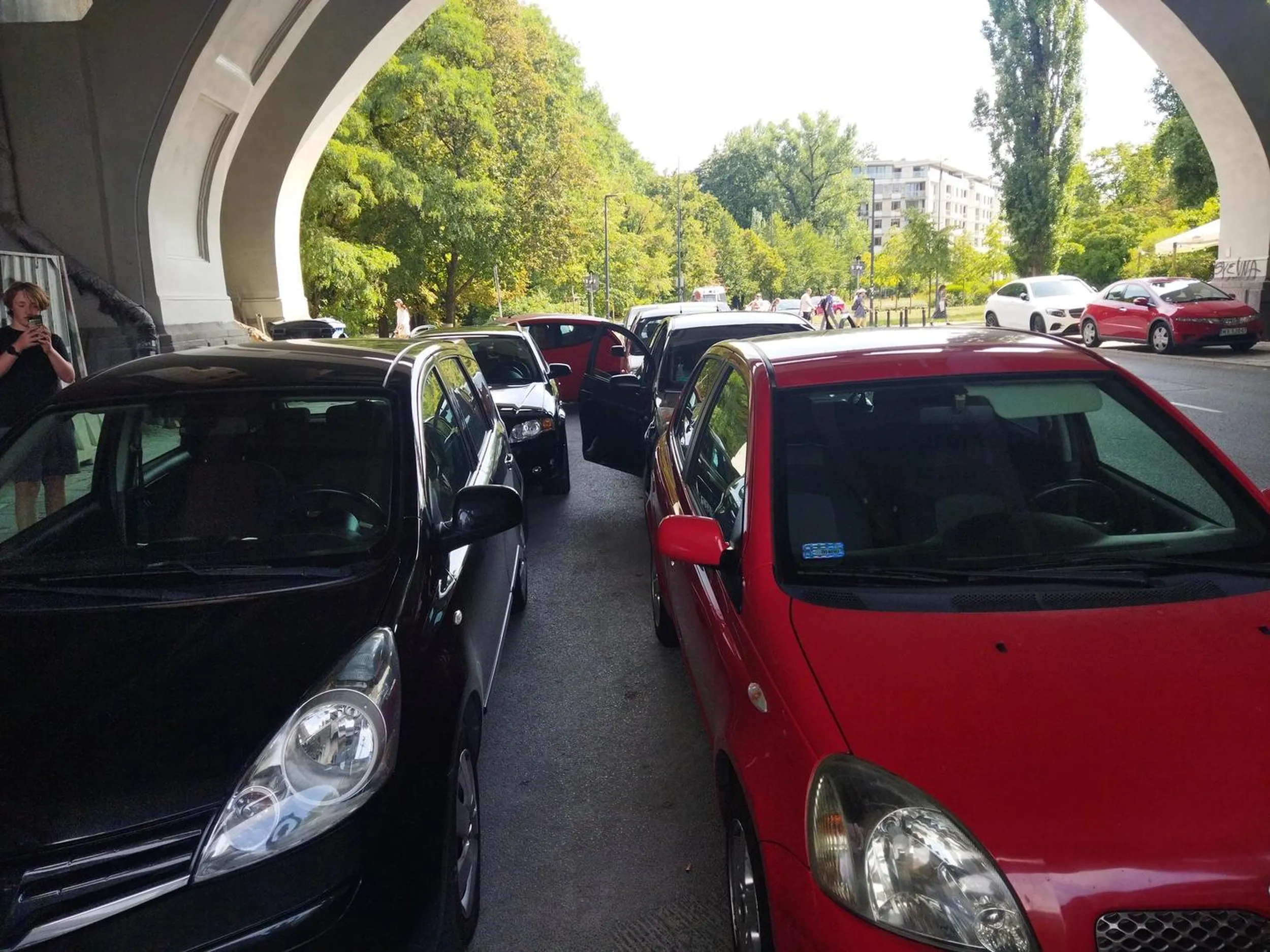 Nie umie parkować i zastawia innym. Naucz się parkować.