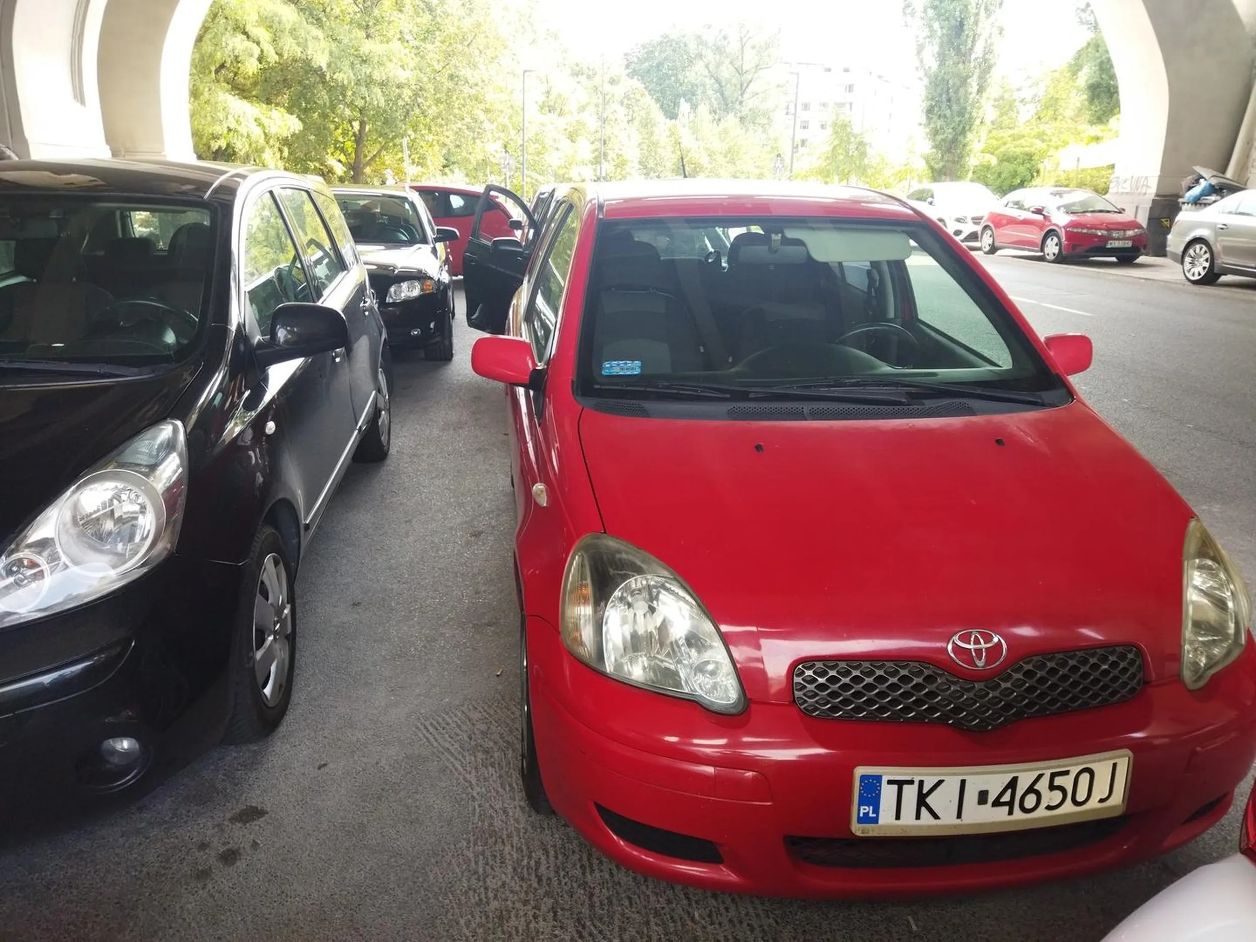 Nie umie parkować i zastawia innym. Naucz się parkować.