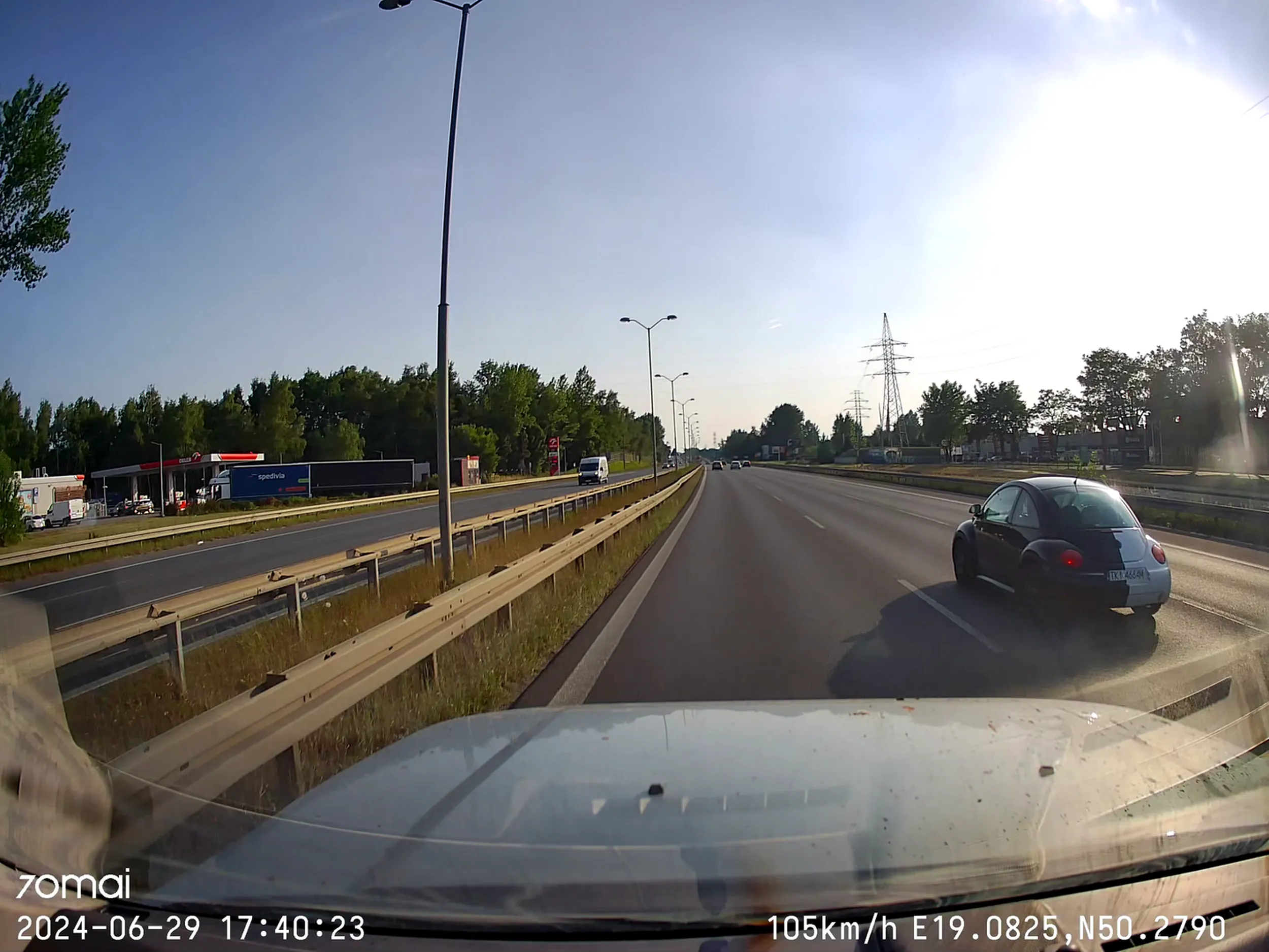 głupie babsko, cały czas na środkowym pasie i pochłonięta telefonem leżącym na kierownicy