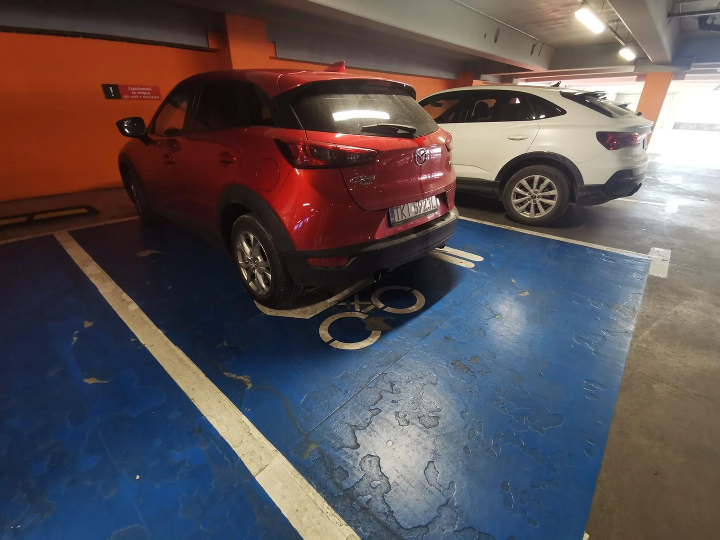 Mazda cx3 Kobieta parkuje samochód w galerii echo (KIELCE), zajmując miejsce dla osób z dziećmi (Oczywiście przyjeżdżając na zakupy w pojedynkę)