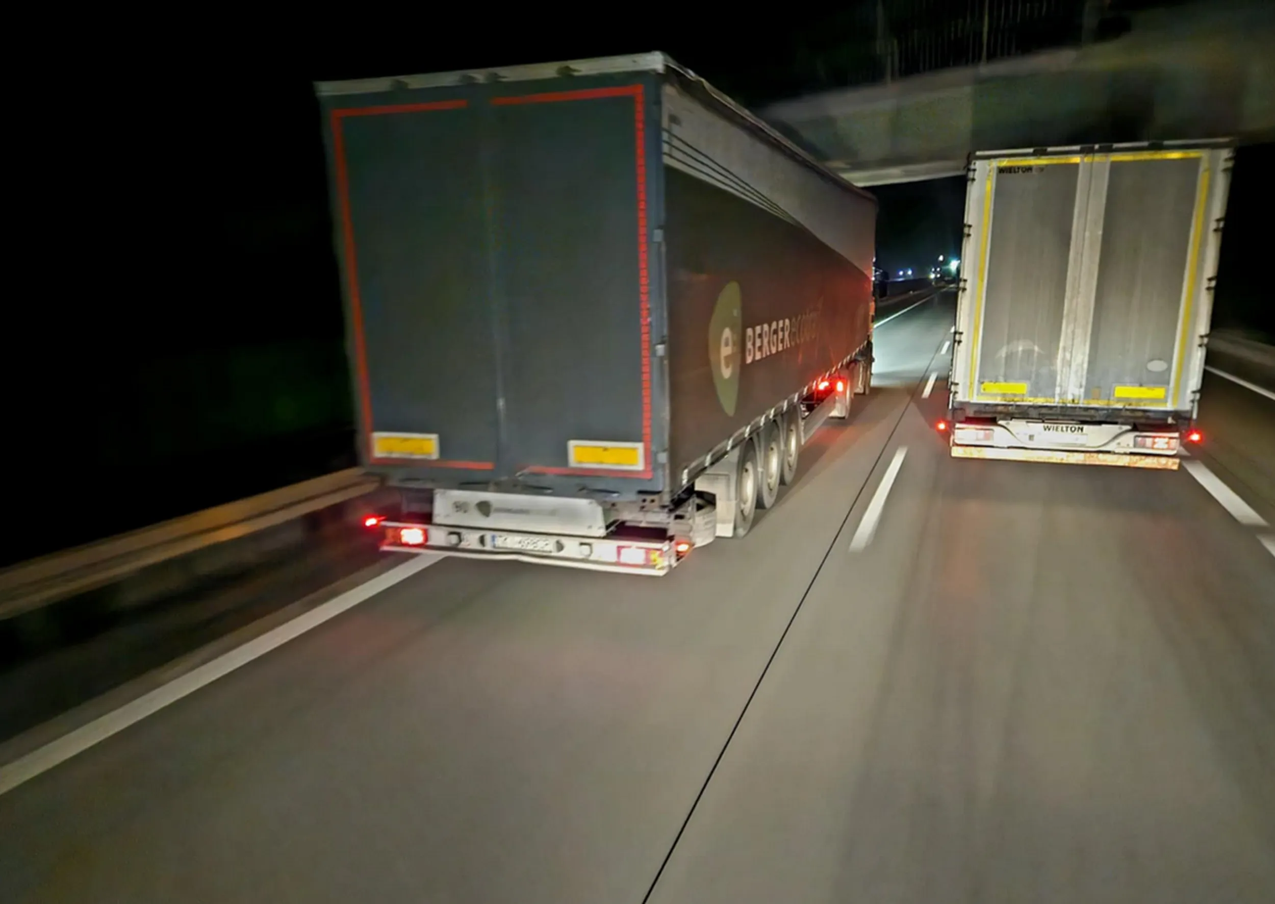 Scania + czarna plandeka TKI 698CP (27.11.24) Jazda na zderzaku na A4, pokazywanie f**ka, wymachiwanie rękoma przez okno, zajeżdżanie drogi i wyhamowywanie, świecenie laserem podczas wyprzedzania oraz grożenie na cb radiu a potem trzymanie wszystkich po złości 70 km/h. Gratuluję kretyna firmie która go zatrudnia. Prędzej czy później spowoduje kolizje lub wypadek. Sprawa zgłoszona na Policję.