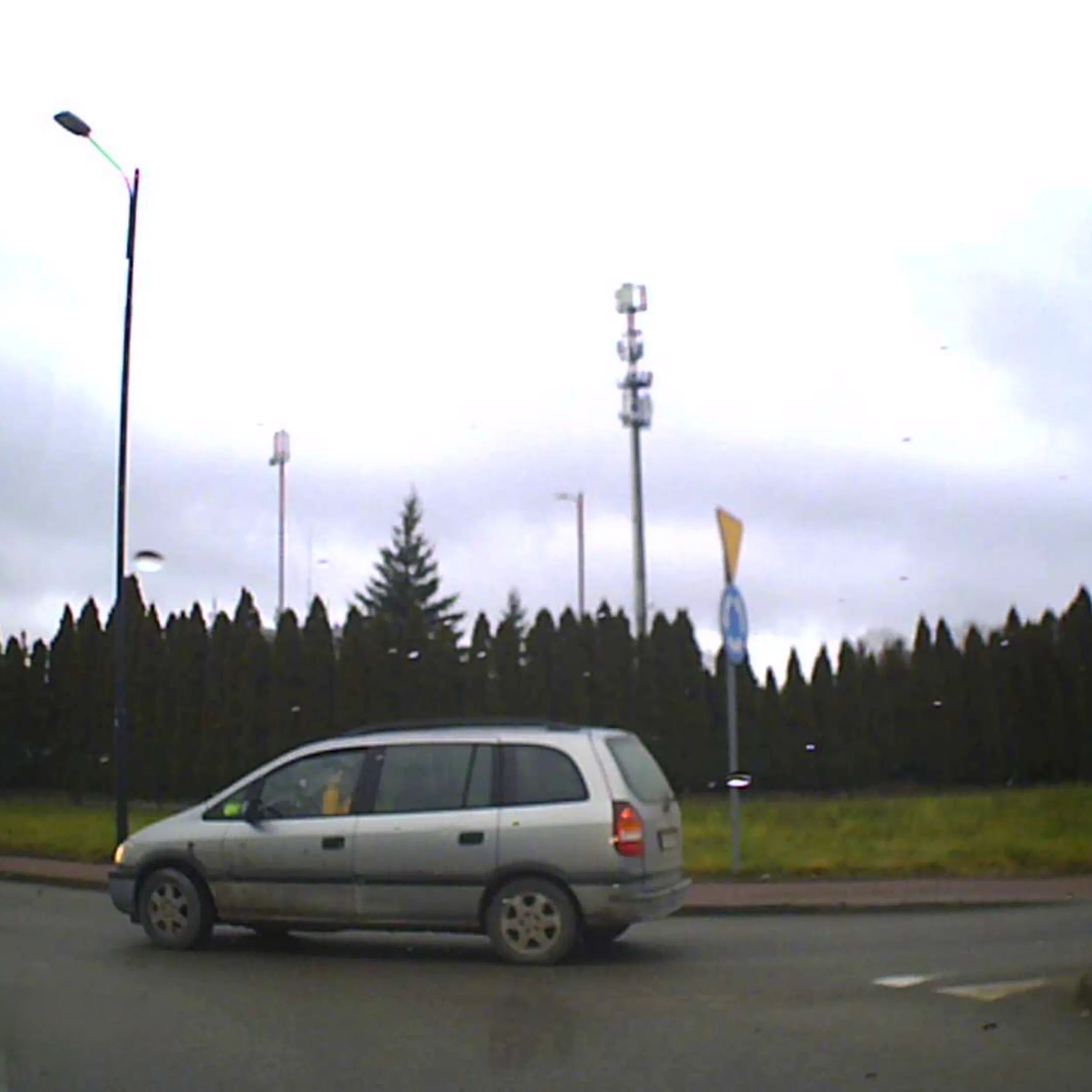 Zółtodziobie pokazujesz mi żebym się piolił? No, ale raczej nie z tobą tylko twoją mamuśką! Chyba, ze informujesz mnie jak Ci stoi mini choineczka, gdy o tym myślisz?