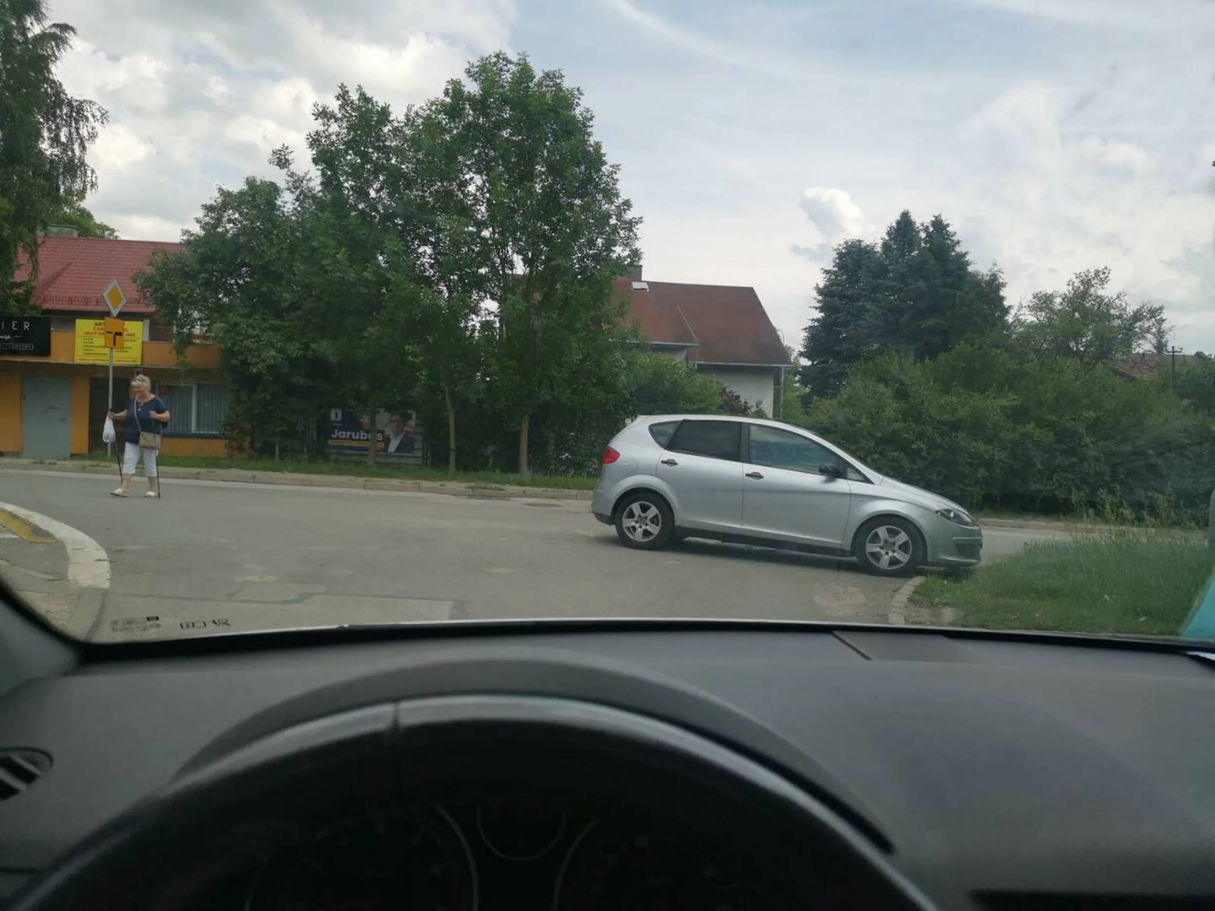 Przyjechał wsiak na TKI do Kielc i parkuje jak na wsi.
