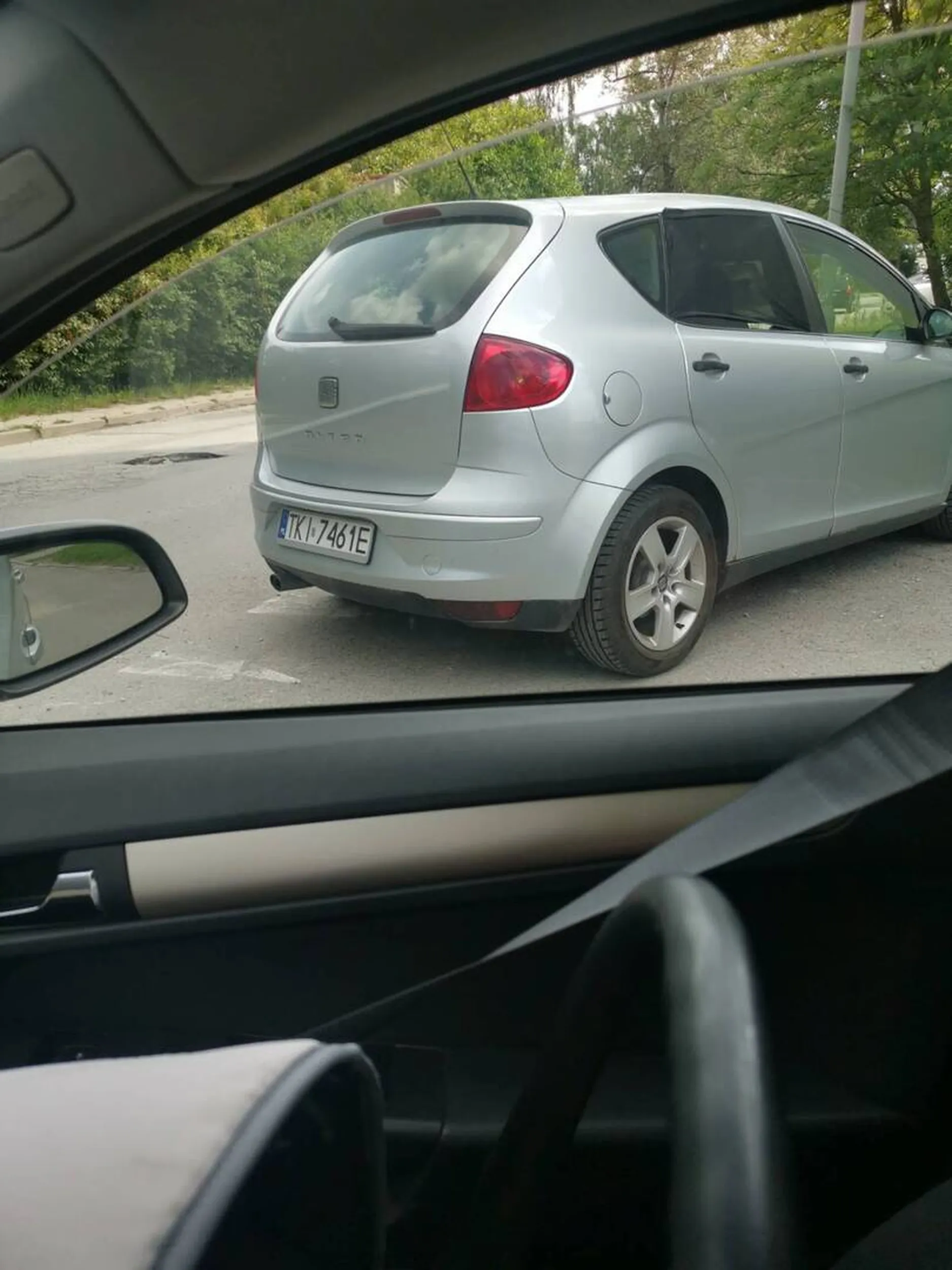 Przyjechał wsiak na TKI do Kielc i parkuje jak na wsi.