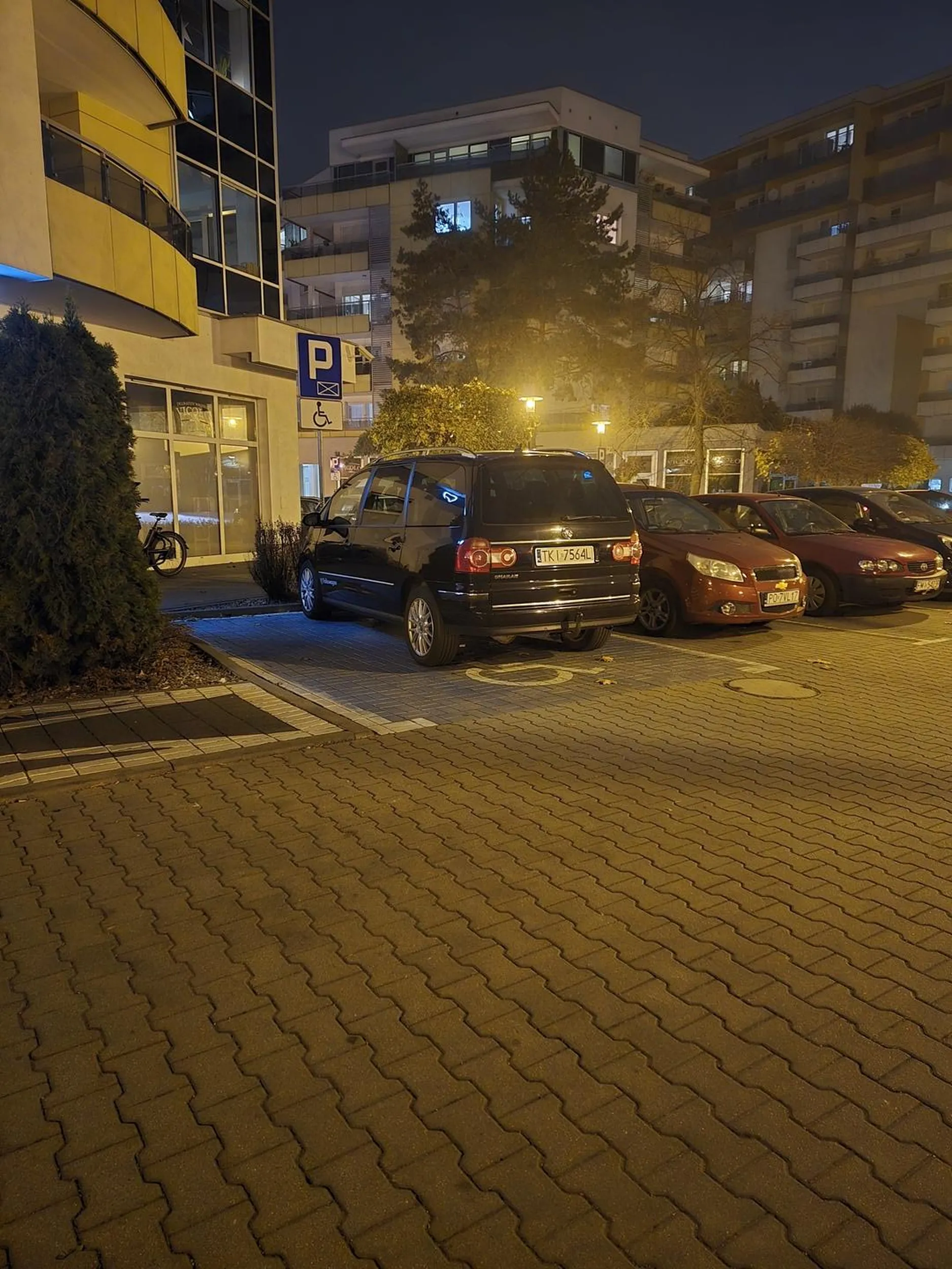 Parkowanie bez uprawnień na miejscu dla niepełnosprawnych.