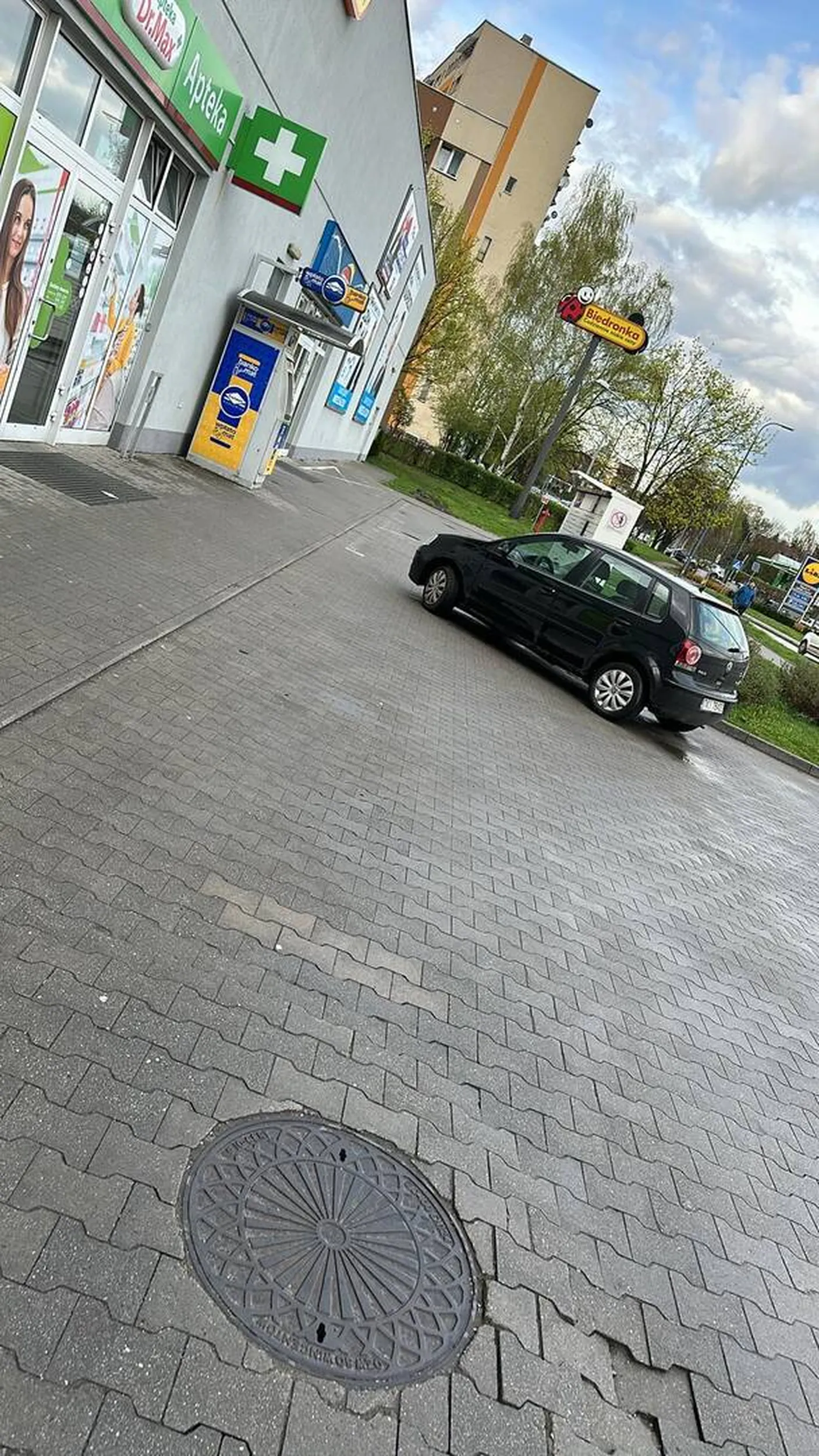 Parkowanie ala upośledzenie umysłowe - nie pozdrawiam ćwierćmózga