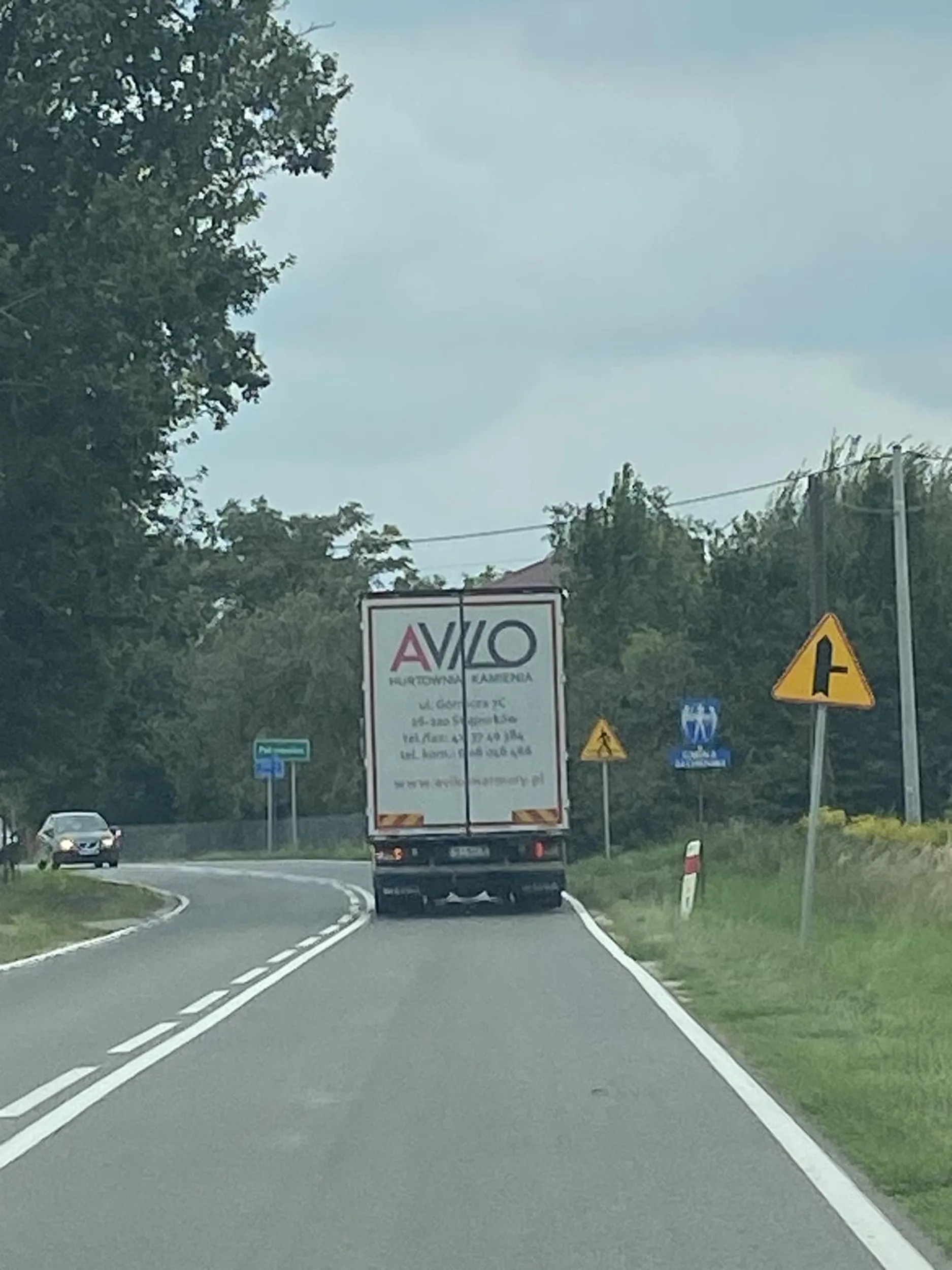 Kierowca TIRa fan spychania na chodnik, do rowu, uwielbia wyprzedać na podmiejskich drogach :)