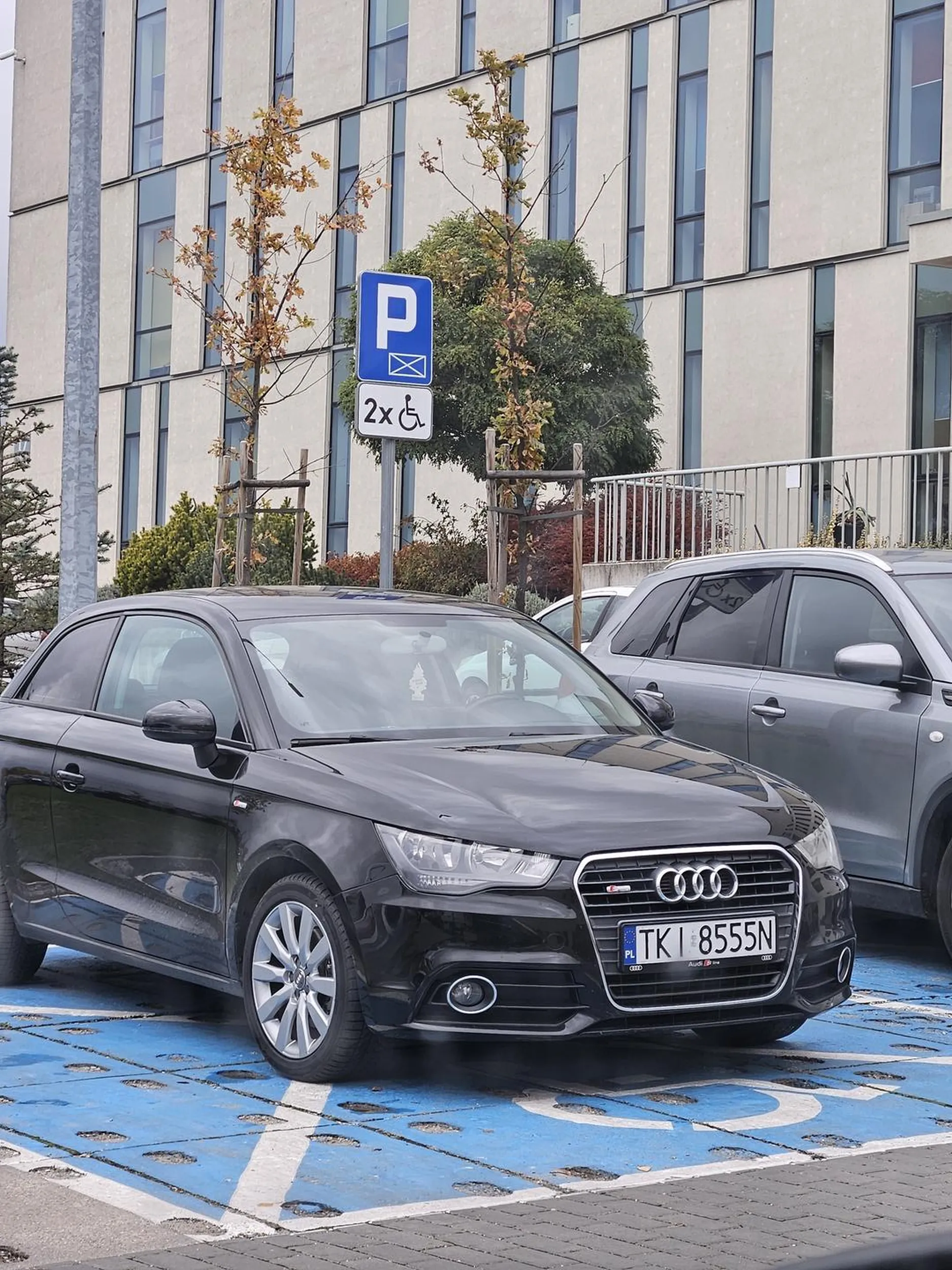 Dlaczego parkujesz auto na miejscu dla osób niepełnosprawnych będąc w pełni sprawną młodą dziewczyną..