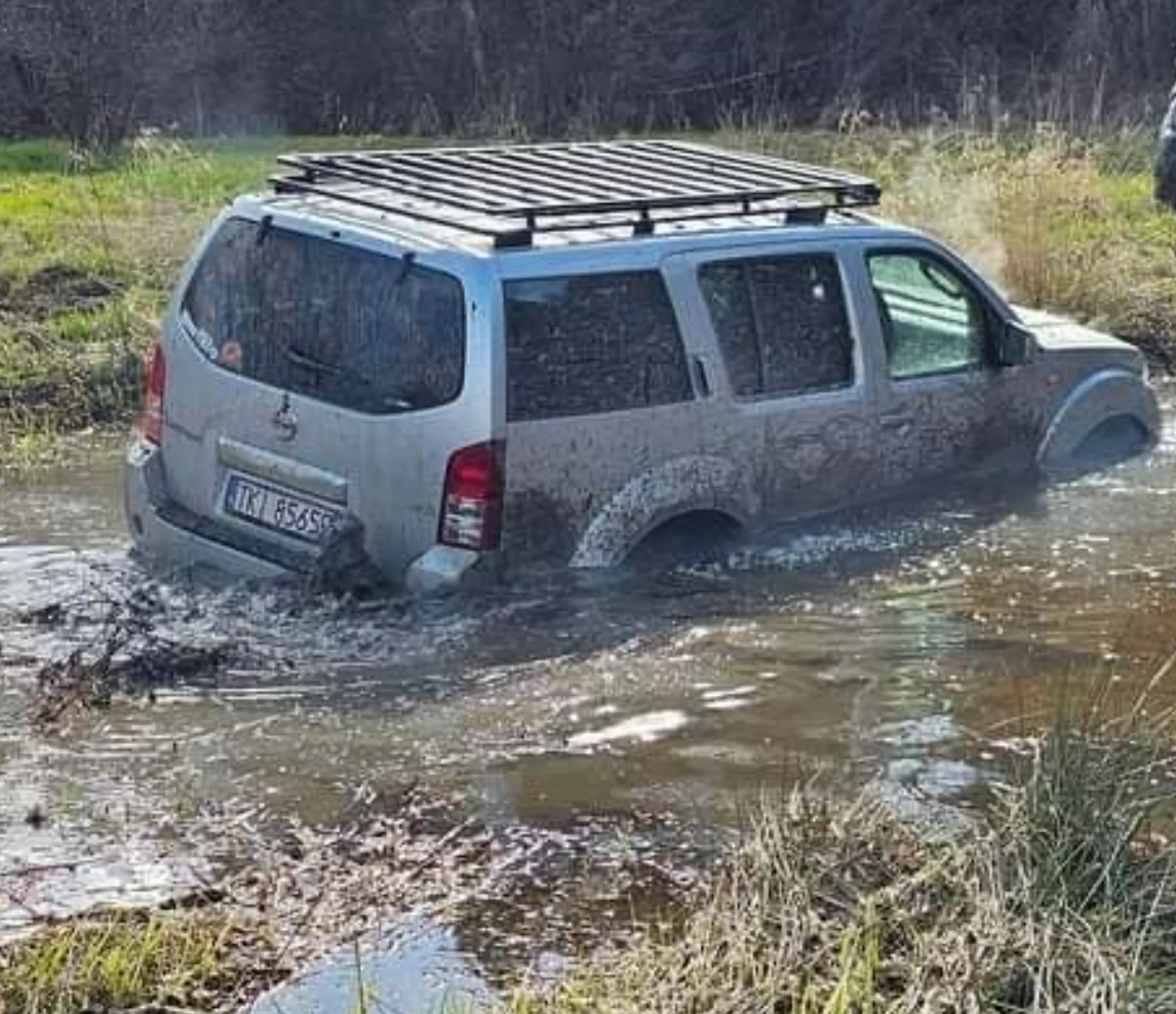 Kierowca strasznie nie ostrożnie jeździ i robi dziwne manewry lewo prawo prosze uważać.