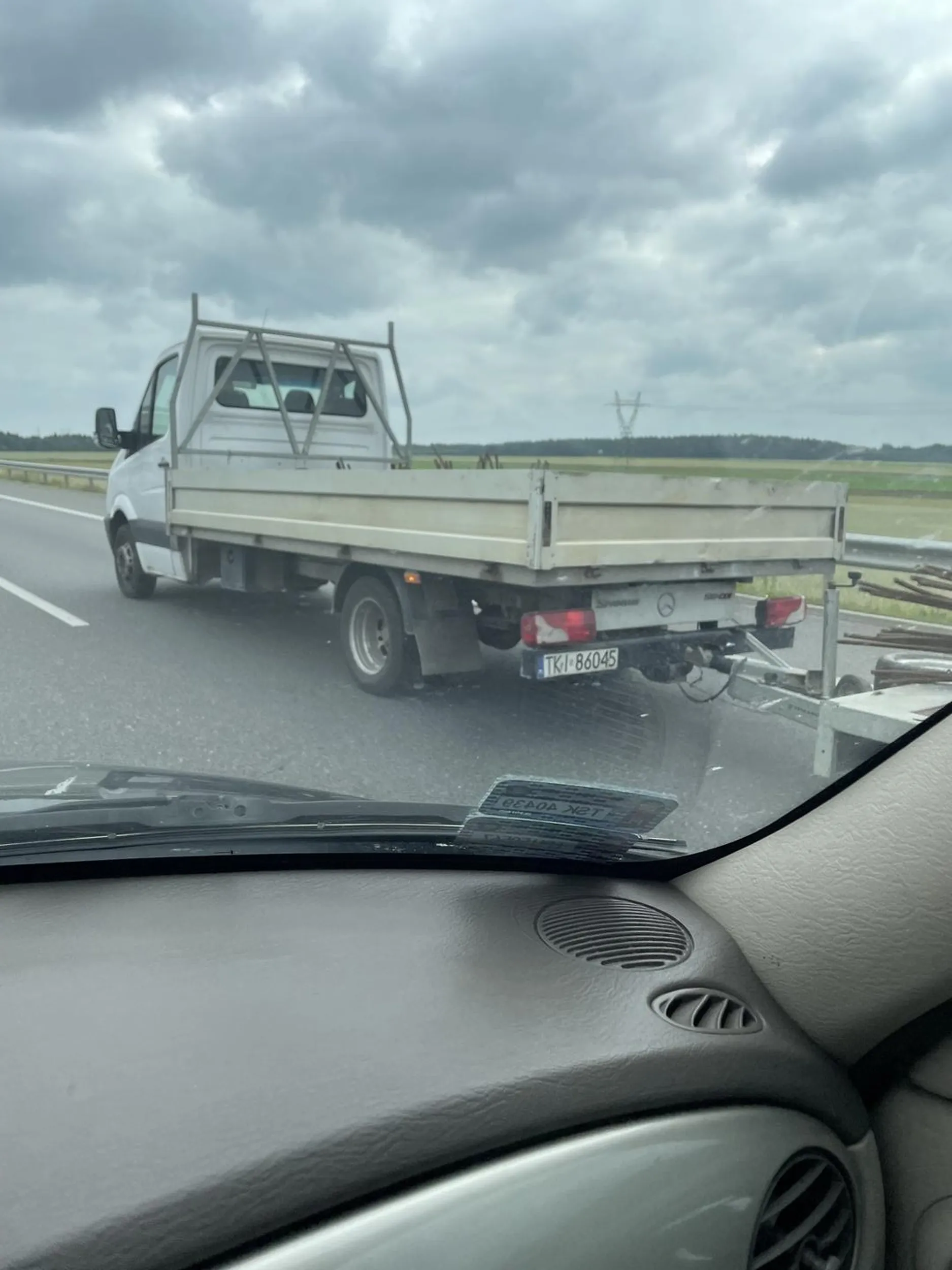 Zmienia pas przy 120 km/h wymuszając gwałtowne hamowanie. Podczas manewru rozmawia przez telefon. Przekracza dozwoloną prędkość z przyczepą.