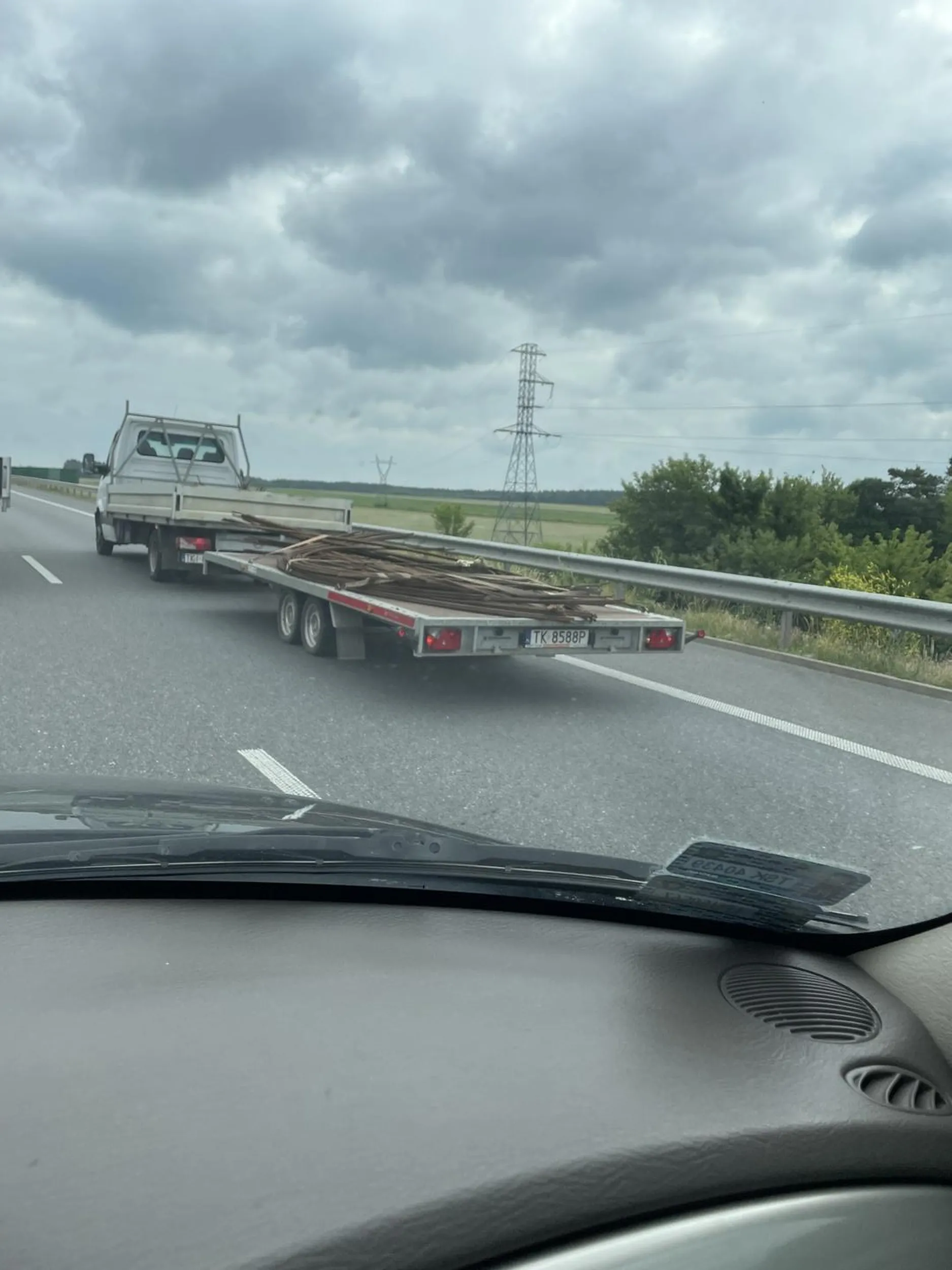 Zmienia pas przy 120 km/h wymuszając gwałtowne hamowanie. Podczas manewru rozmawia przez telefon. Przekracza dozwoloną prędkość z przyczepą.