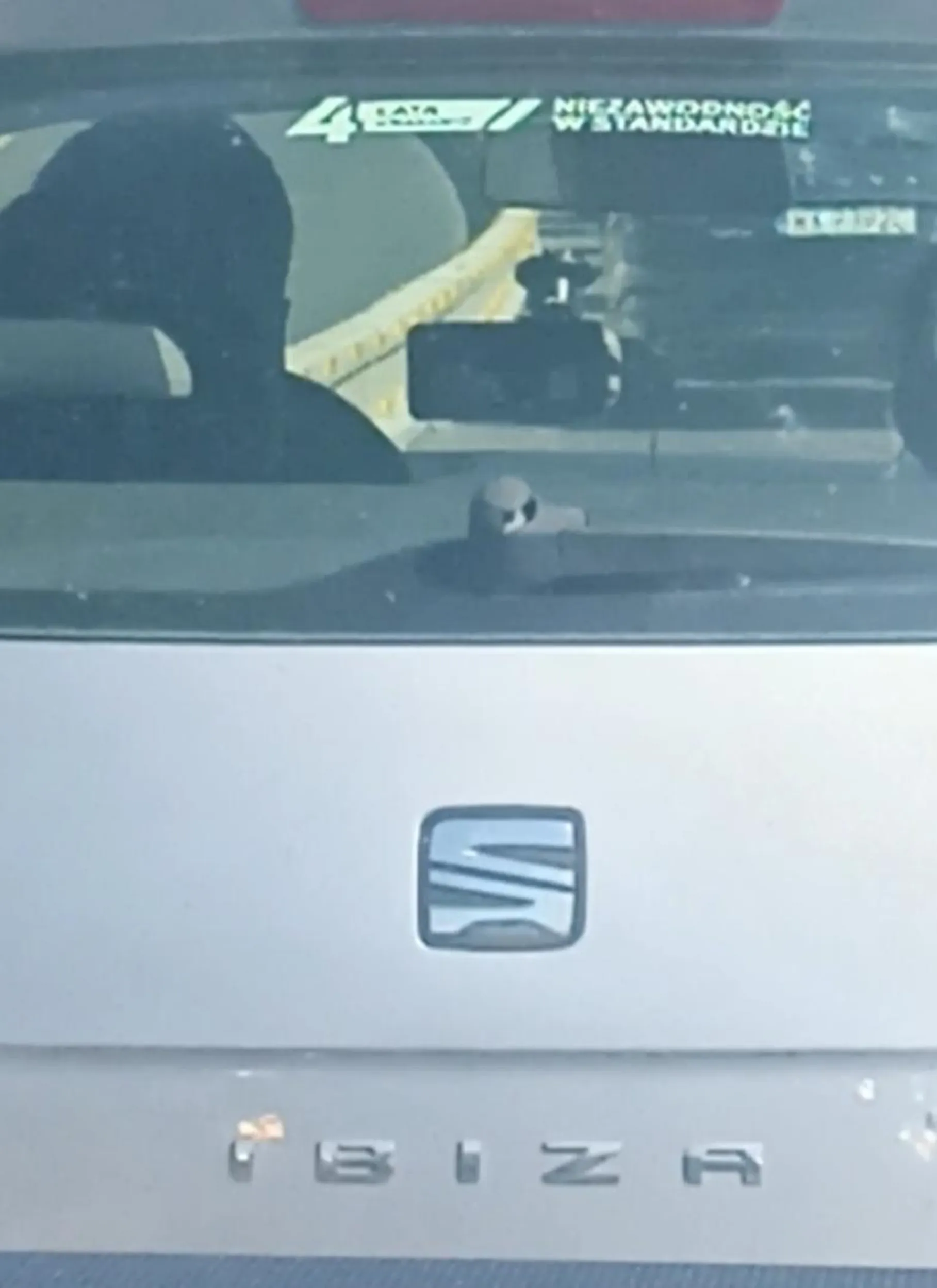 Gapi się ciągle w telefon, robi ogromne odstępy między autami robiąc większy korek