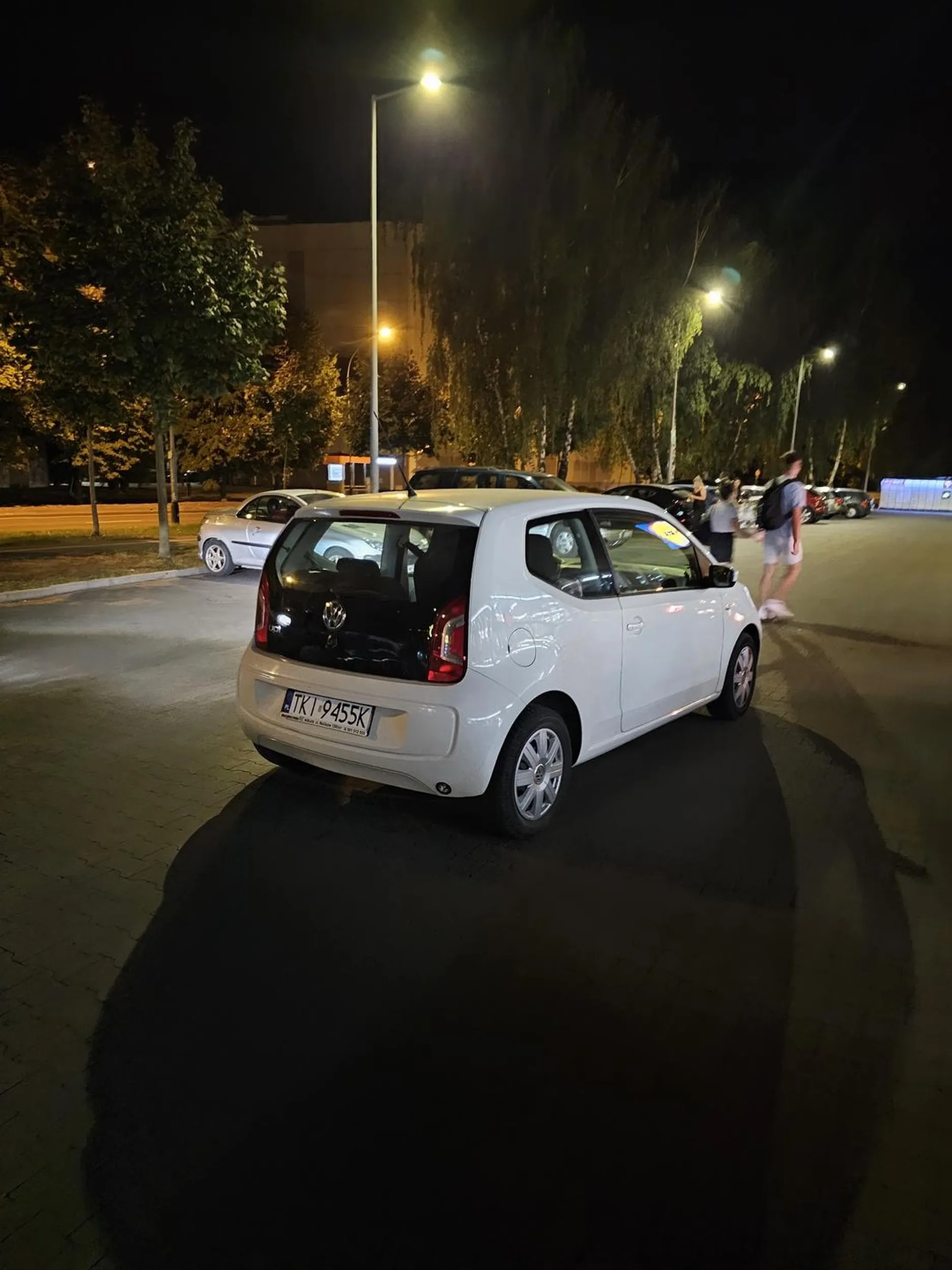 Parkowanie na samym środku parkingu pod Lidlem, zablokowanie ruchu w obydwie strony. Jestem bardzo ciekaw kto kierował tym pojazdem