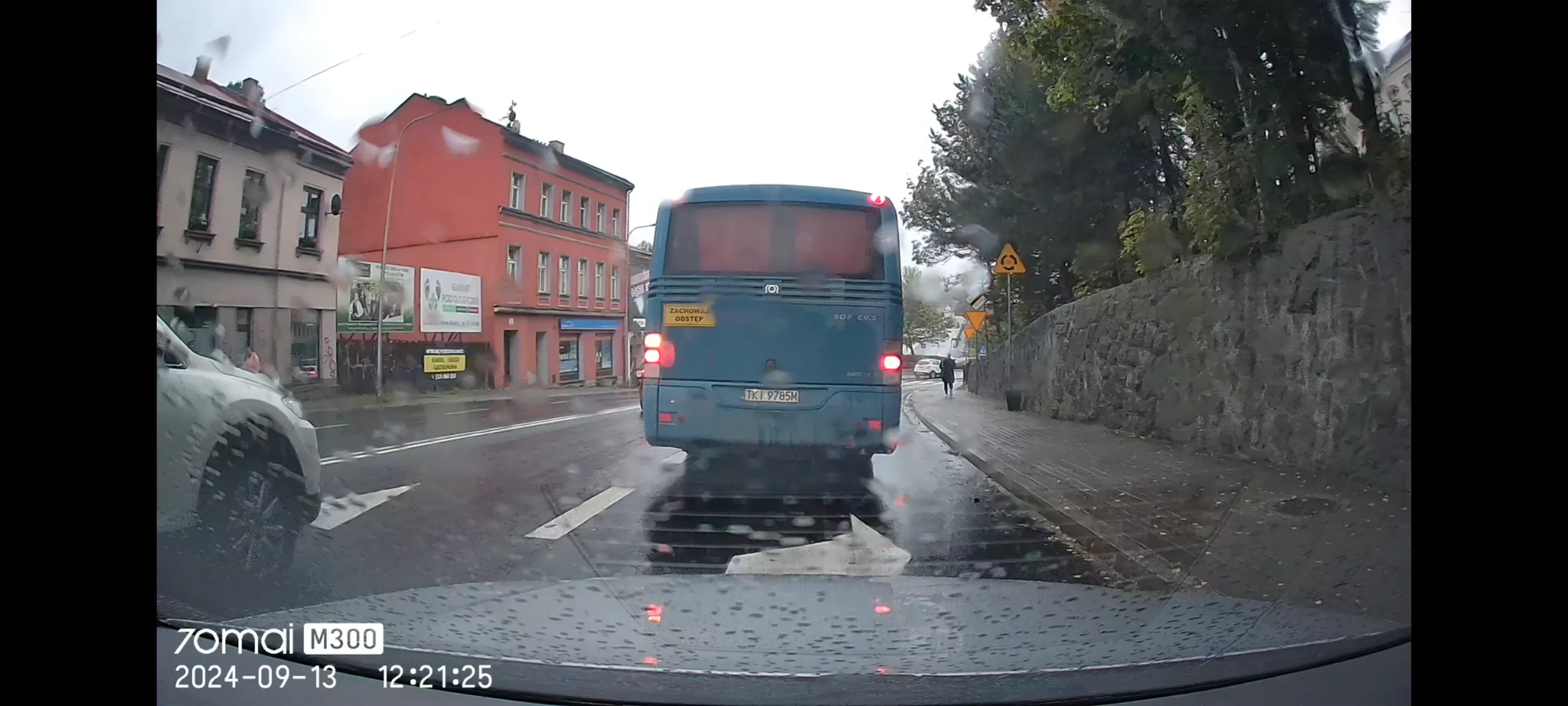 Szanowny pan kierowca zawodowy autobusu w Cieszynie sprytnie omija korek prawym pasem aby się uprzejmie wepchnąć na lewy pas prowadzący do ronda