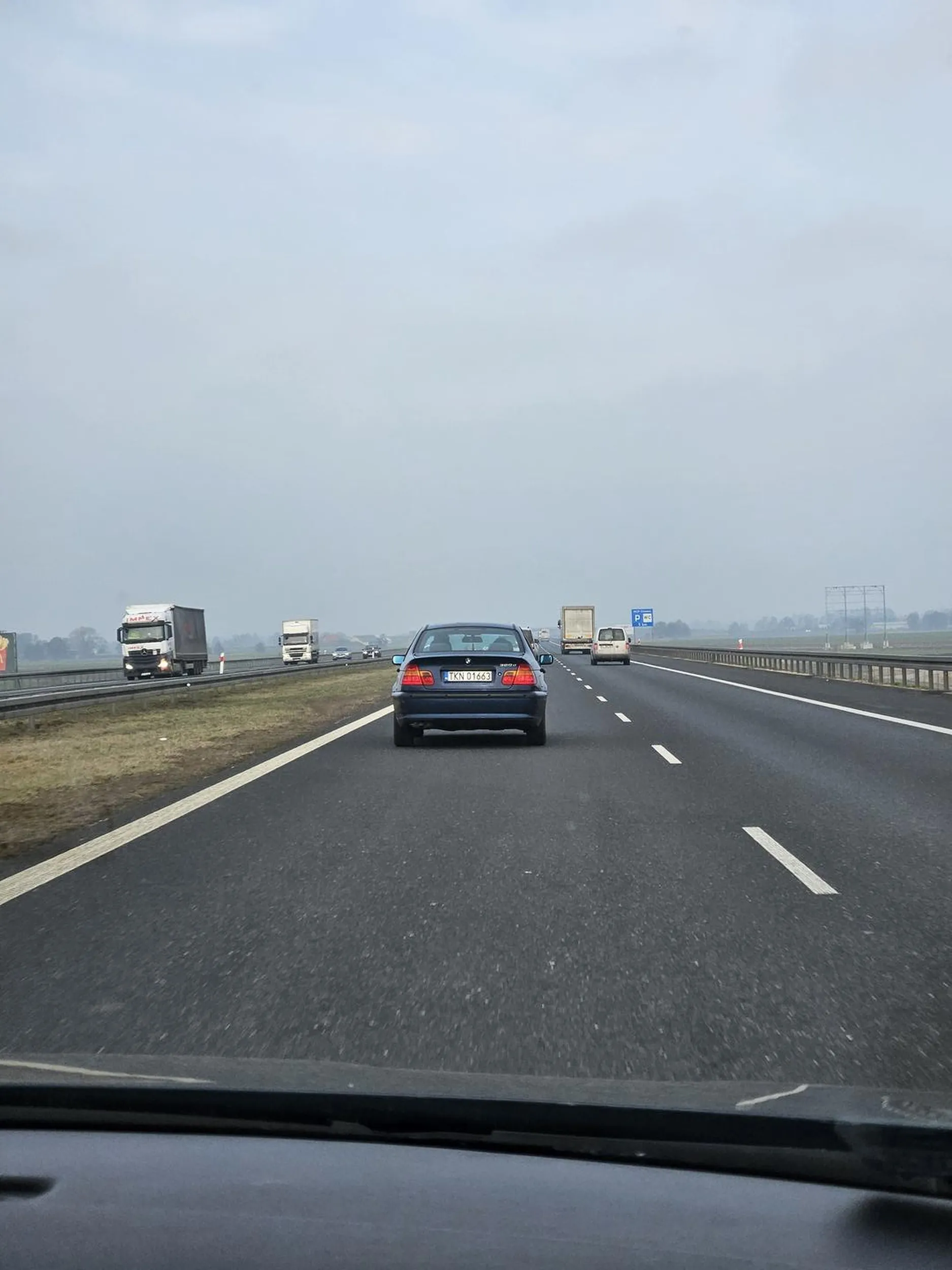 Ciota w słabym BMW. Jak jest sznur na autostradzie to jedzie na dupie, ale jak dasz mu się wyprzedzić to muli. Jaka ciota...