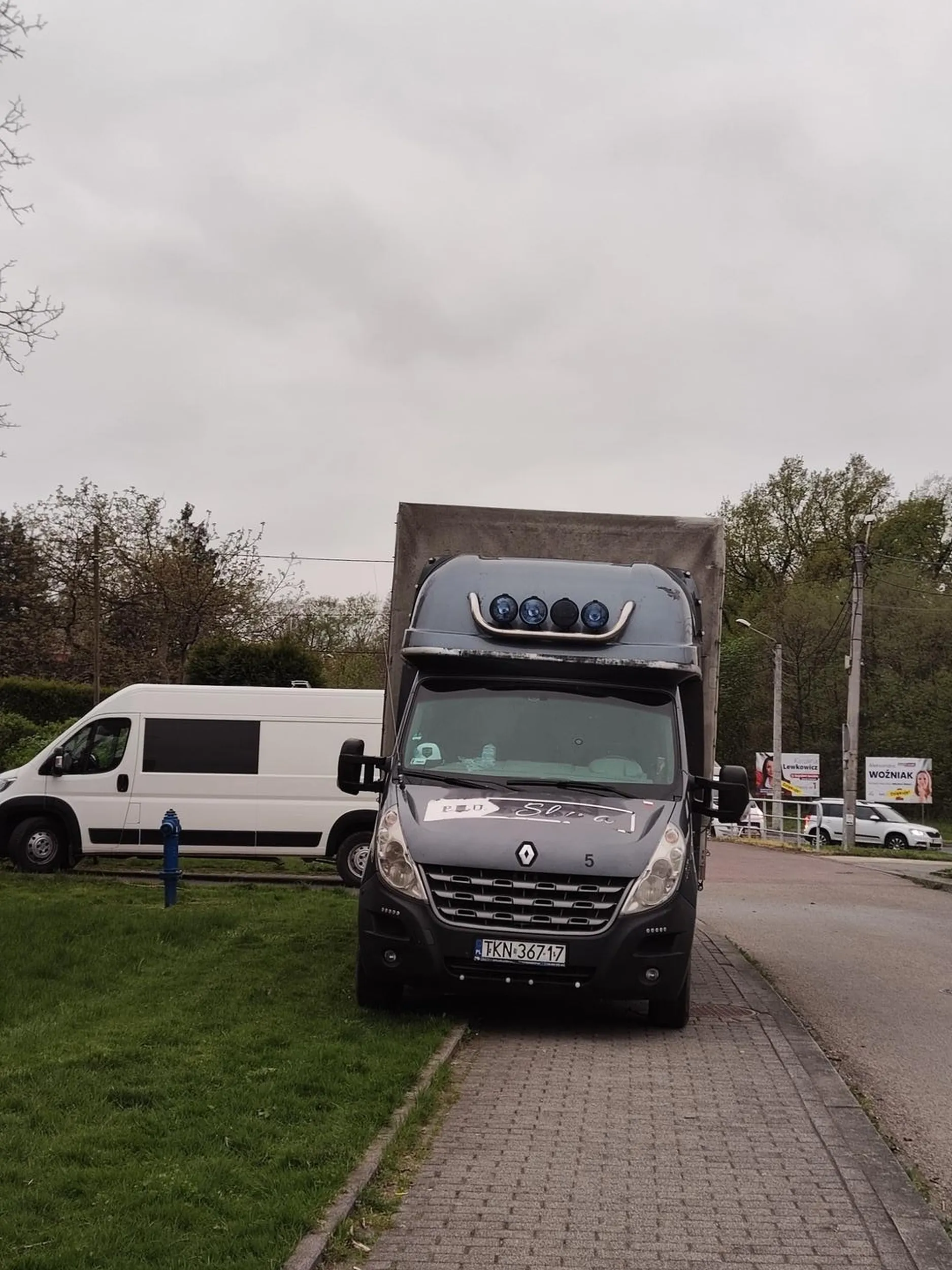 Ja nie zaparkuję pojazdem powyżej dwóch i pół tony na chodniku? To pa tera.