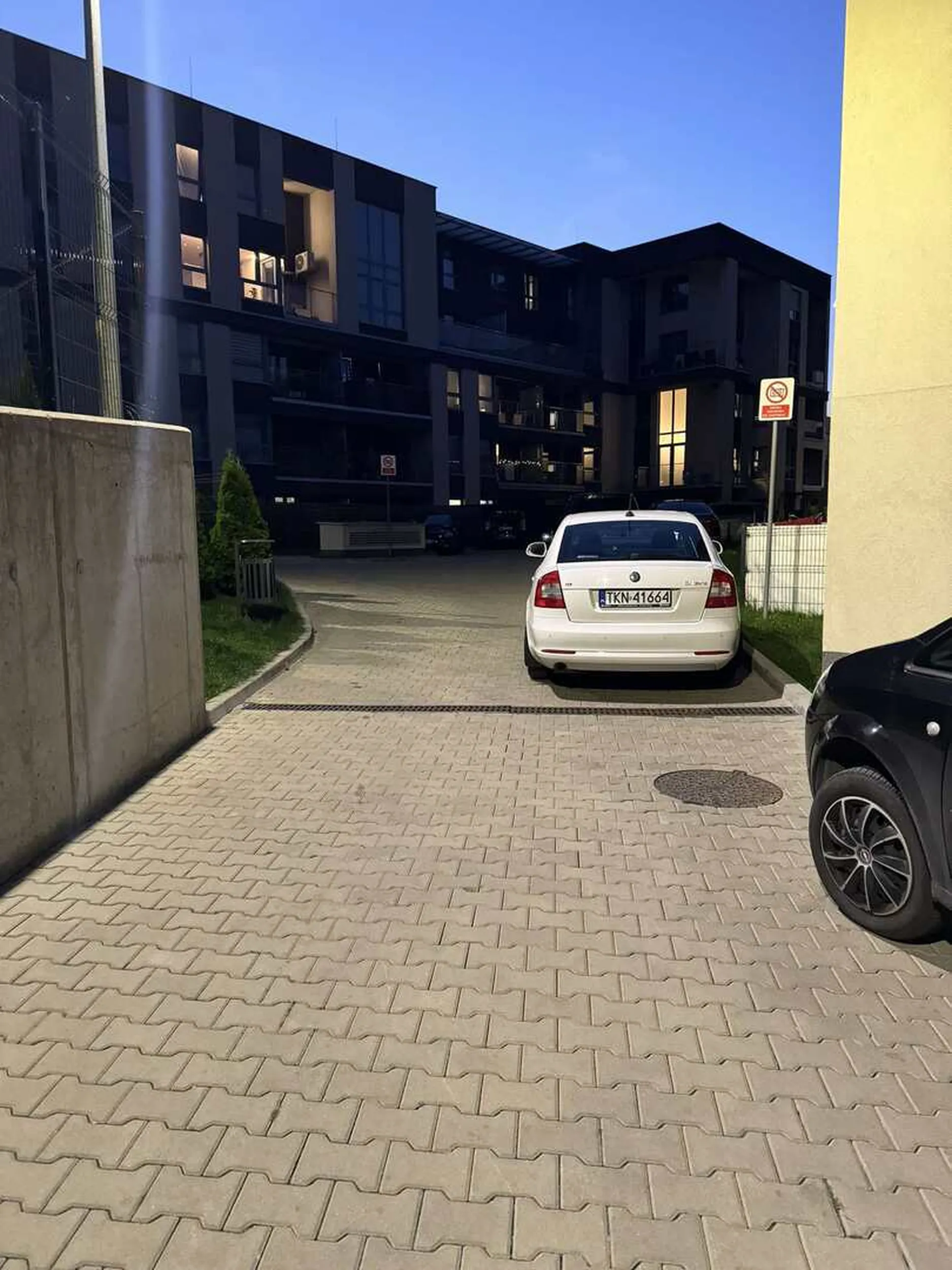 Blokuje wjazd na osiedle