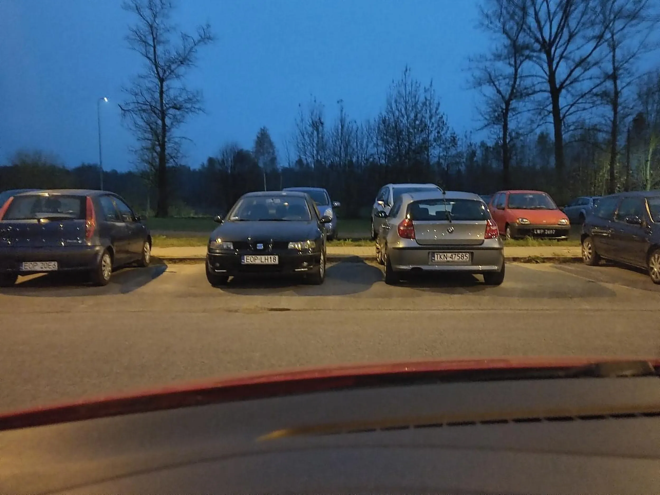 EOP LH18 TKN 47585 Widać że kierowcy mieli problem z parkowaniem równoległym na egzaminie