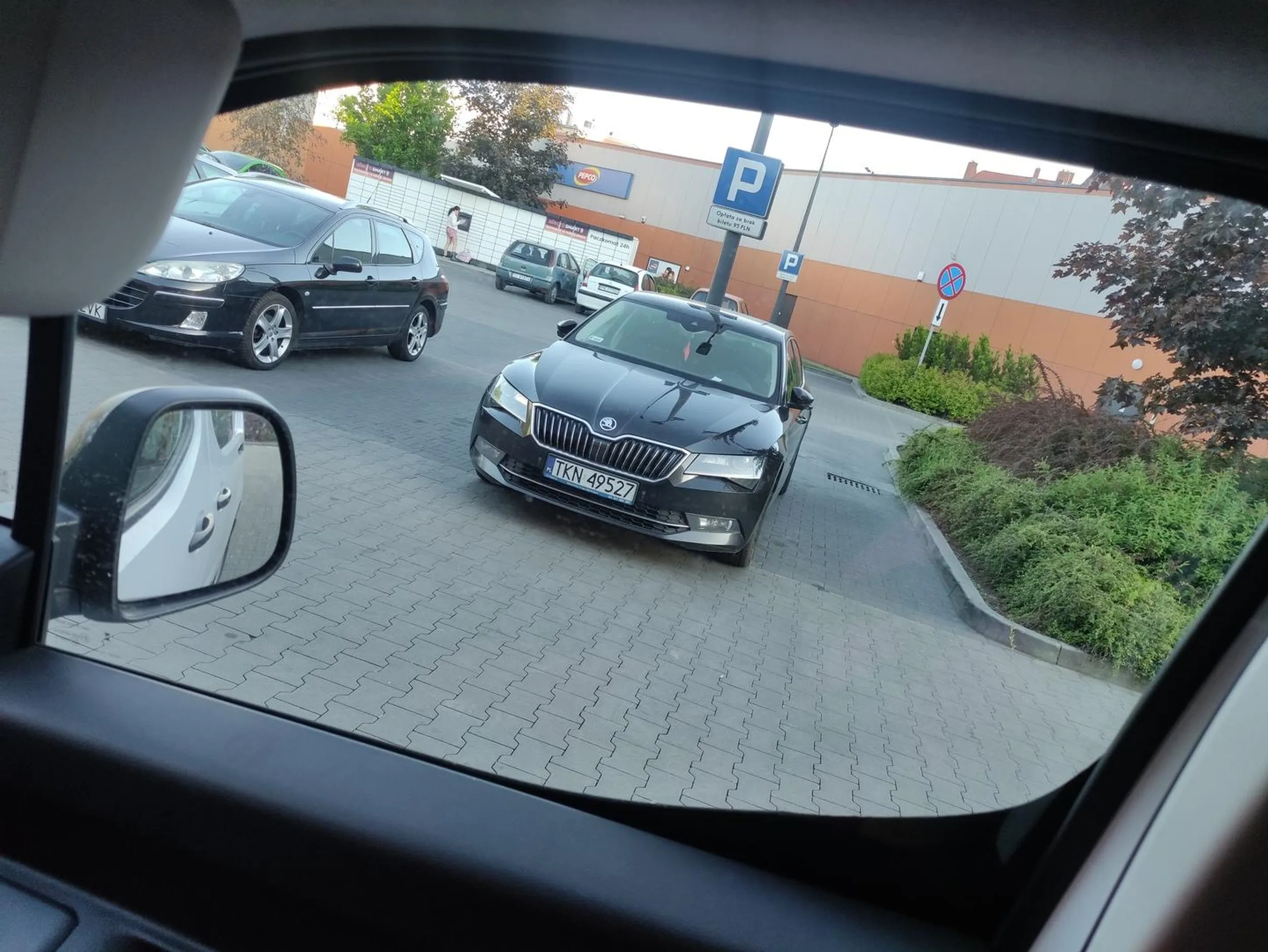 Ledwo uzbierał na skodzinke i nie chcę żeby mu oklepali drzwiami ? miszcz parkowania, jak by dało radę to by trzy zajął