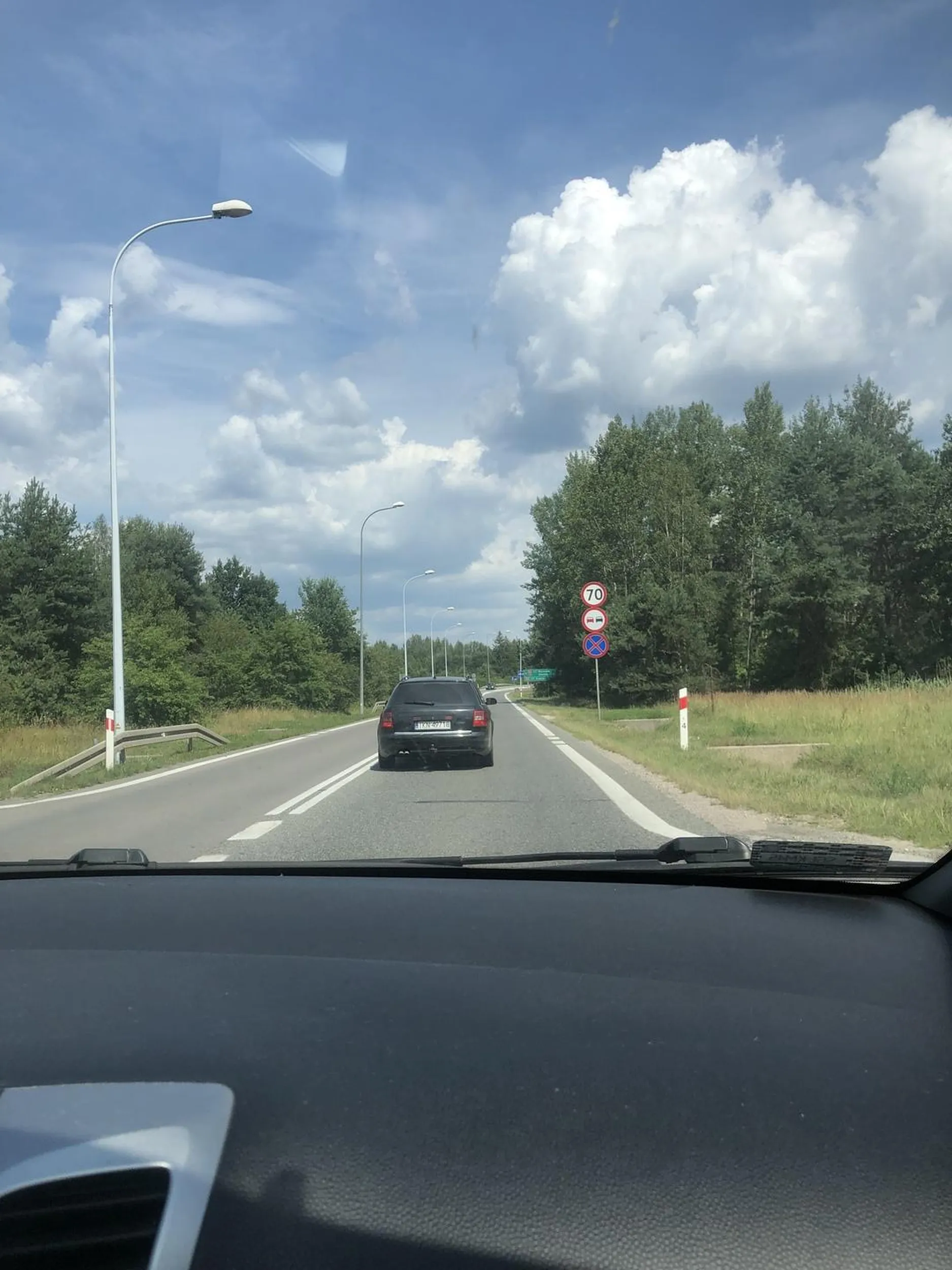 Kobieta jadąca samochodem marki audi zjeżdżała w kierunku środka drogi jak na załączonym obrazku. W pewnym momencie jechała nawet lewą częścią pojazdu na przeciwnym pasie.