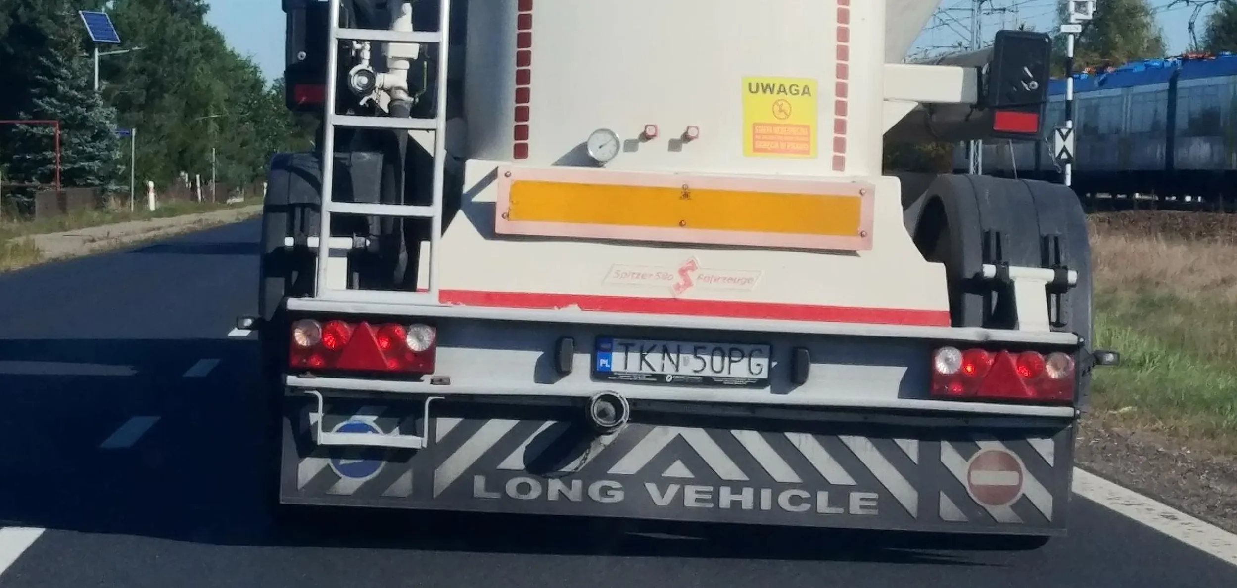 Kierowca jezdzi agresywnie i na zderzaku dn 8.10.2024 godz;13.17 woj;slaskie.