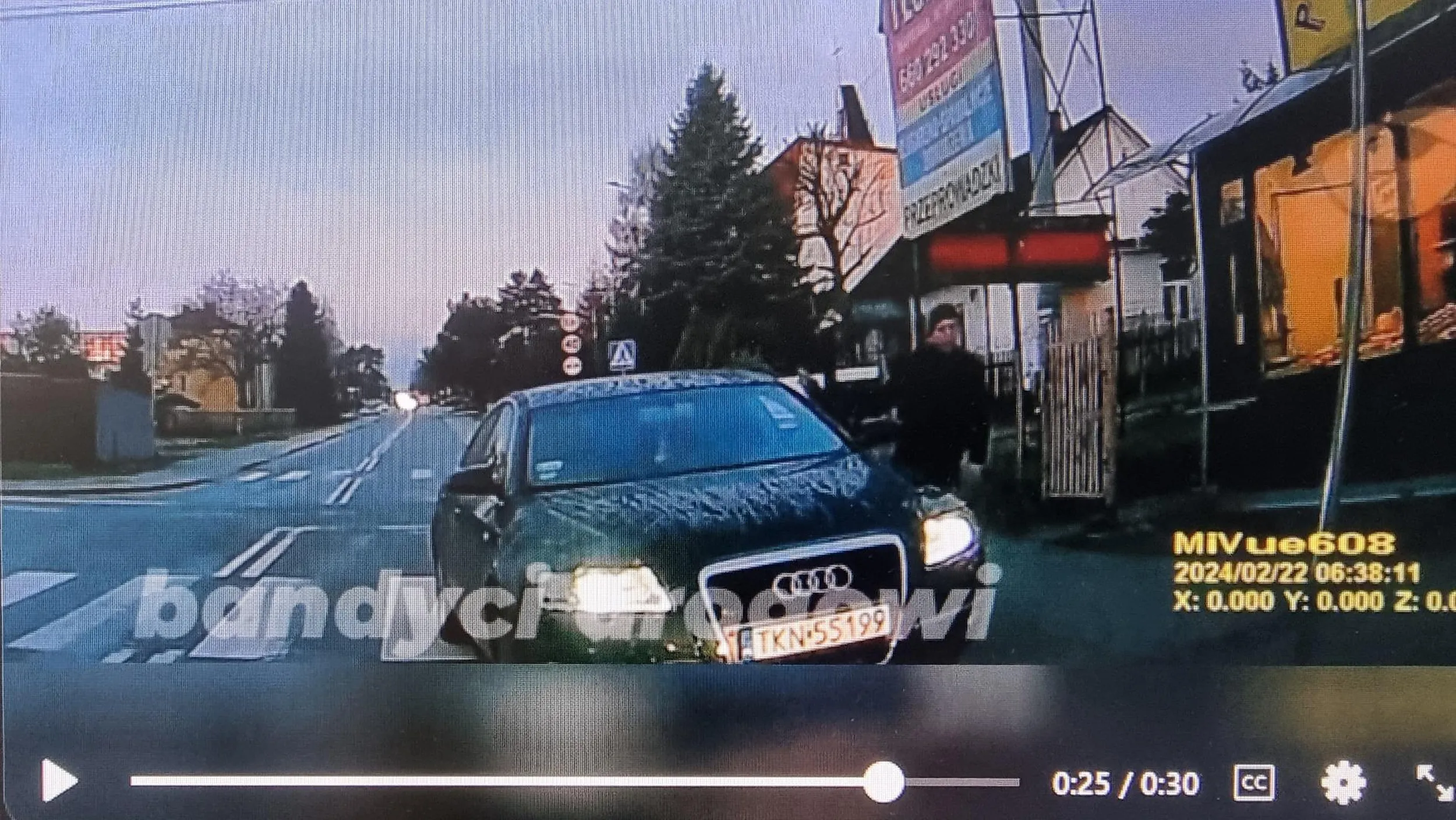 Bezczelny pirat drogowy. Jedzie pod prąd, parkuje na przejściu dla pieszych i tamuje ruch prawidłowo poruszających się samochodów. W czasie gdy zostawia auto z pracującym silnikiem (!) idzie zrobić zakupy. Chory człowiek.