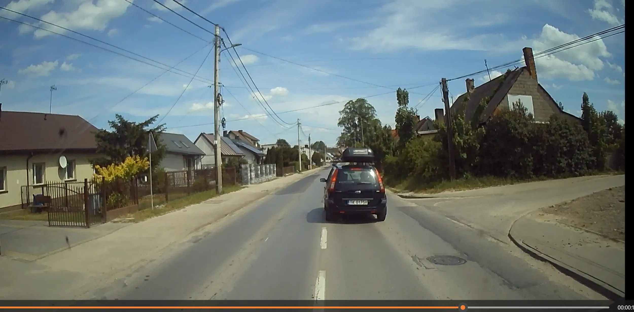 Kretyn jedzie 20 na godzine a jak sie go wyprzedza to zaczyna przyspieszac i trabic