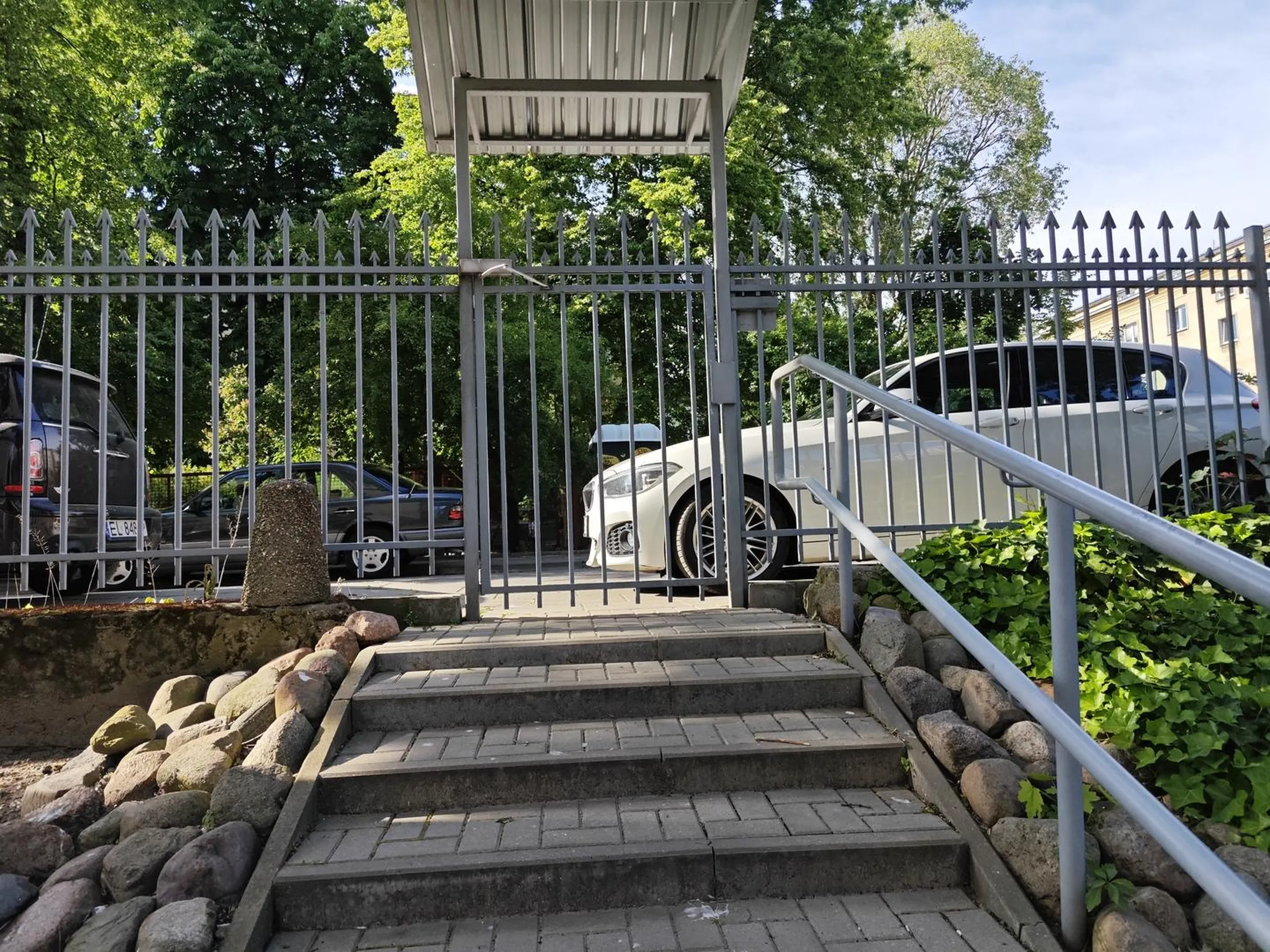 Parkuje jak pajac, blokując wyjście z osiedla.