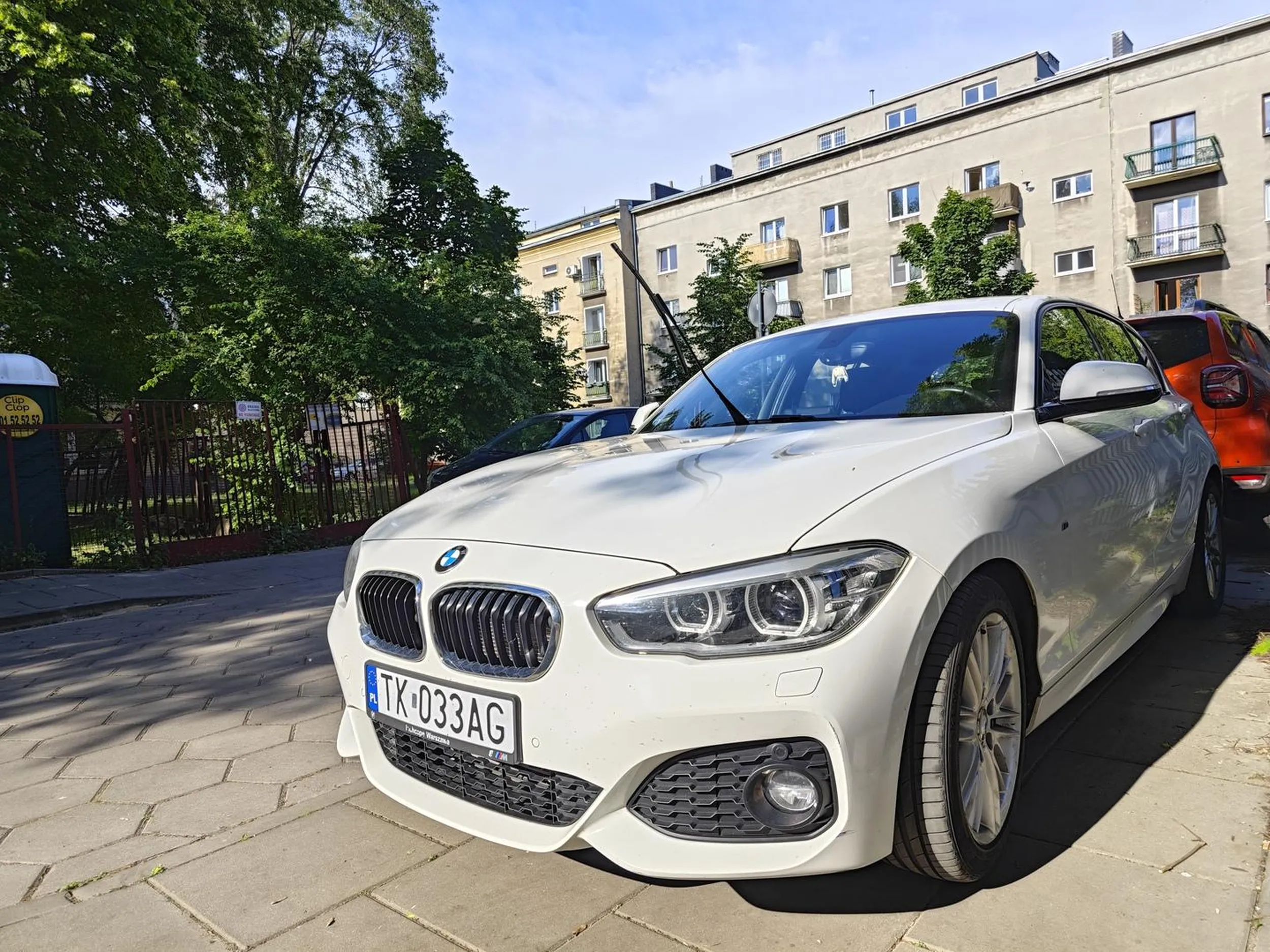 Parkuje jak pajac, blokując wyjście z osiedla.